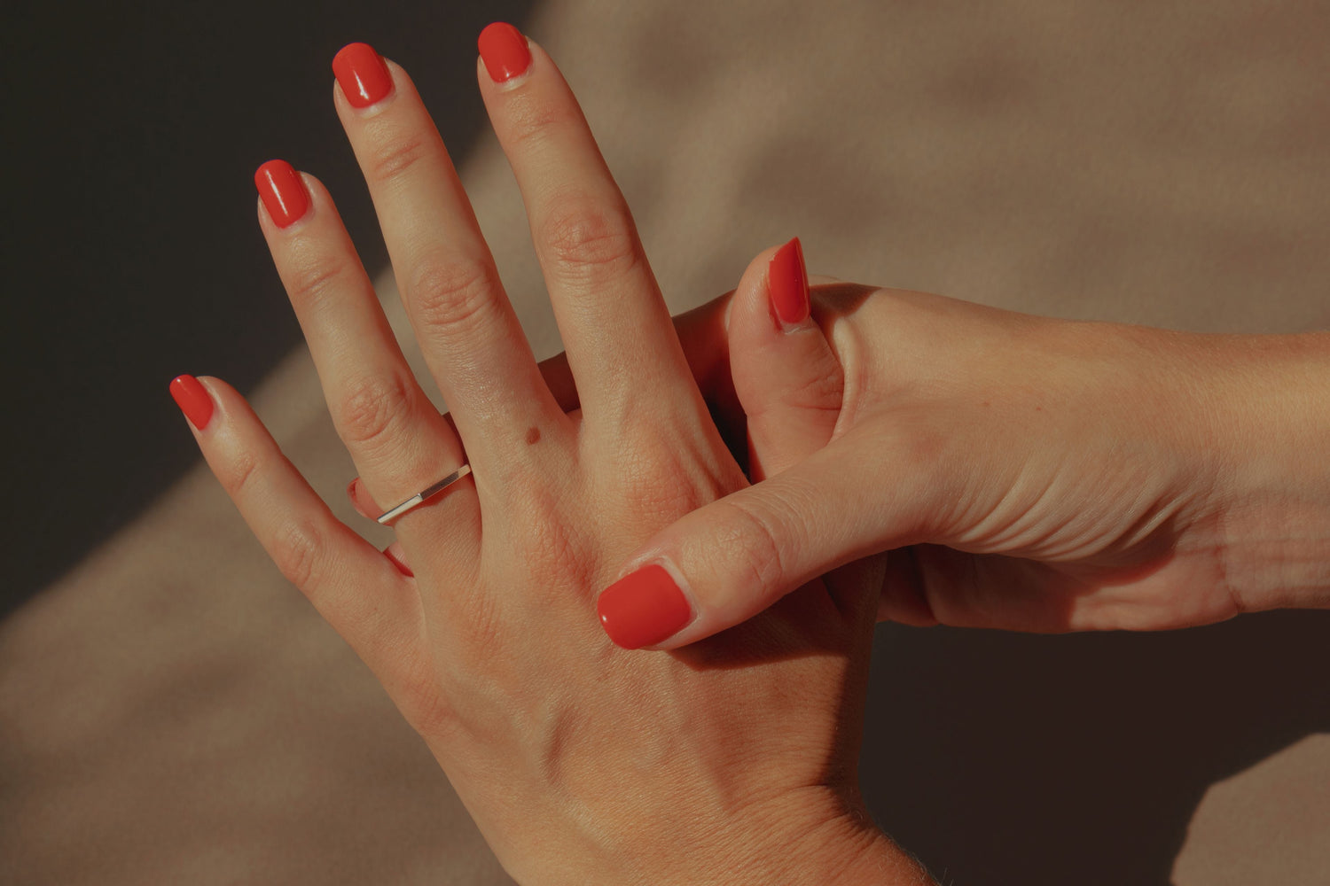 Photo d'une alliance éthique, made in France et moderne de forme hexagonale