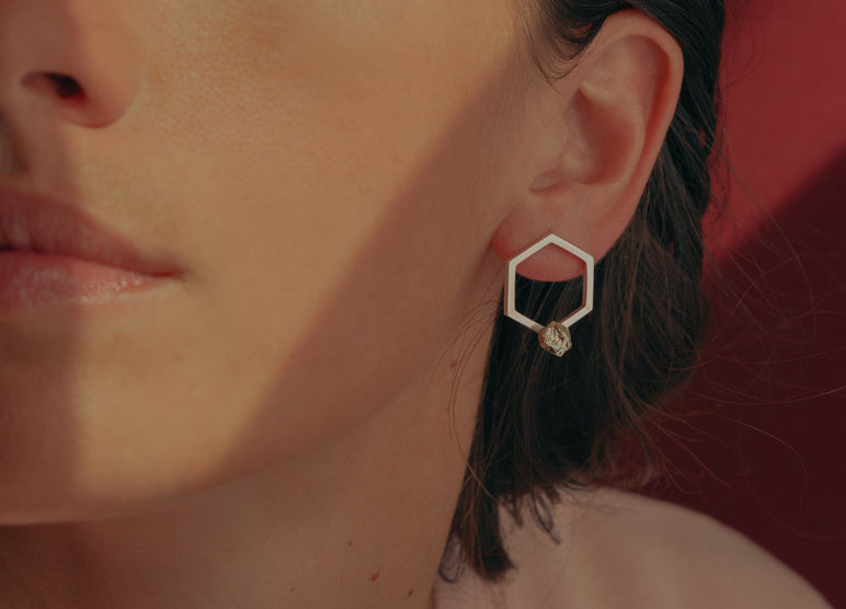 Bague éthique modèle "sororité" en collaboration avec une association en argent et améthyste de France portée