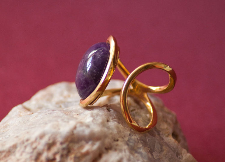 Duo de bagues éthiques portées, modèle "Sororité" en collaboration avec une association, en argent et vermeil avec améthystes de France.