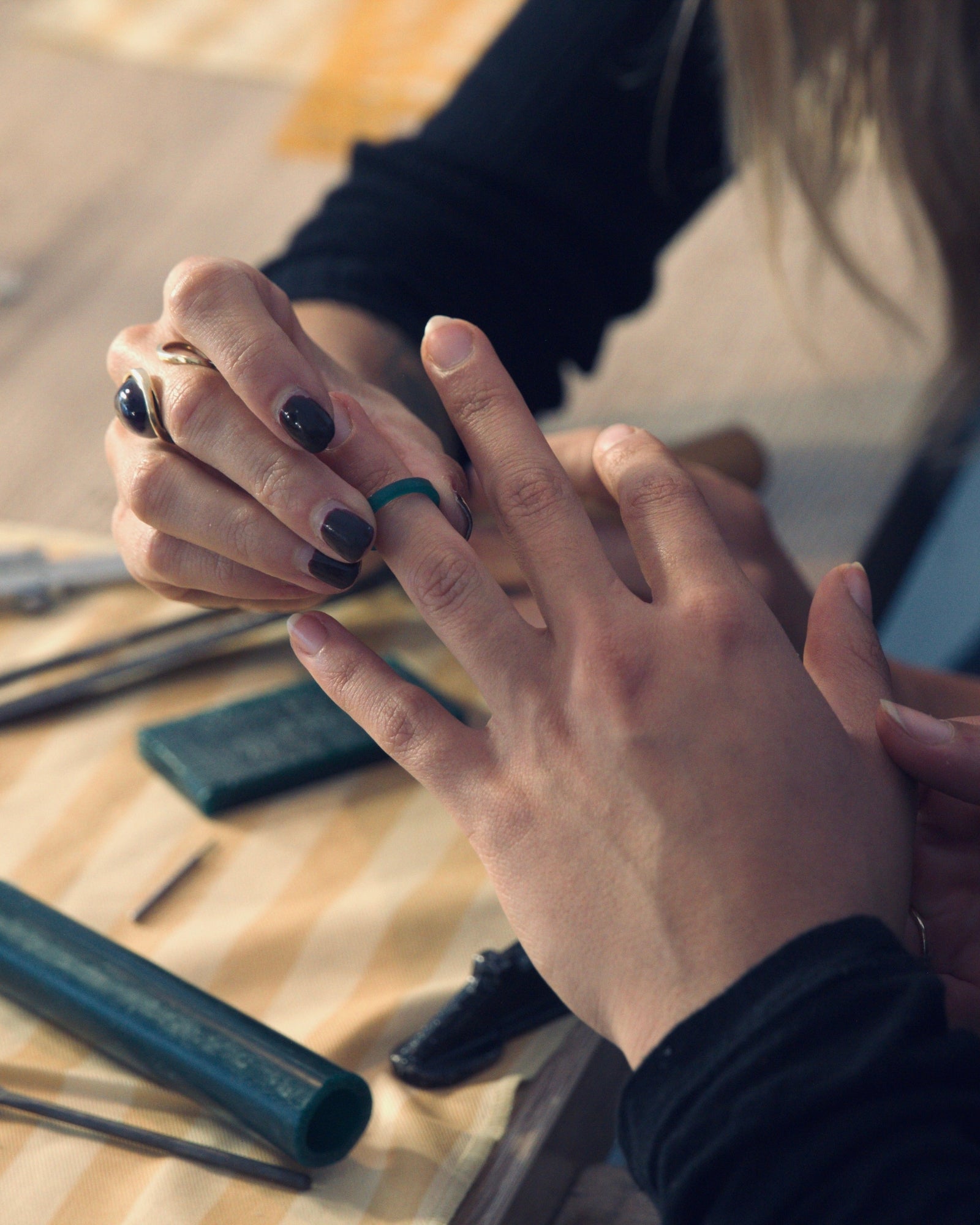 photo illustrant un atelier de création de bague sur cire