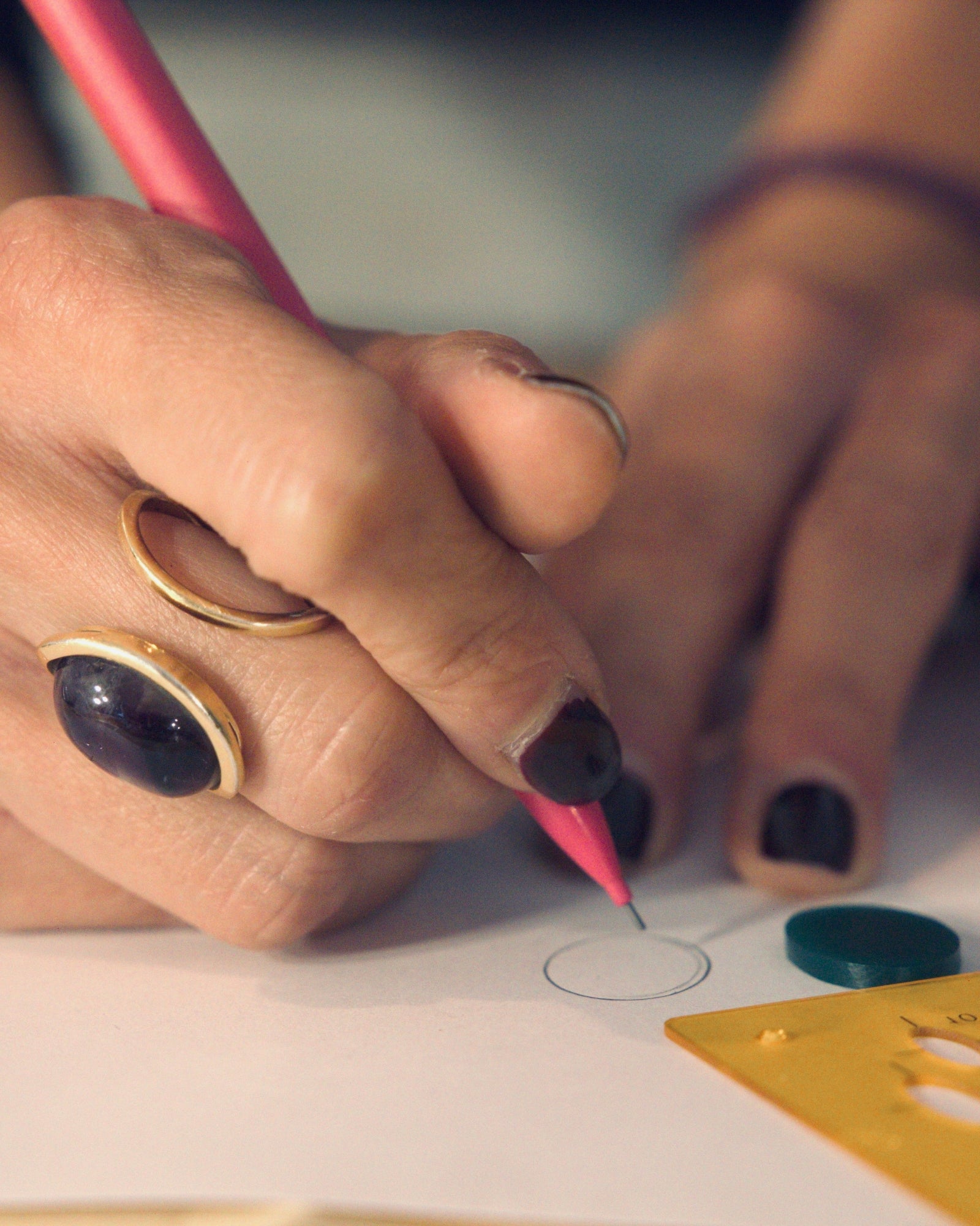photo illustrant un atelier de création de bague sur cire, dessin du motif