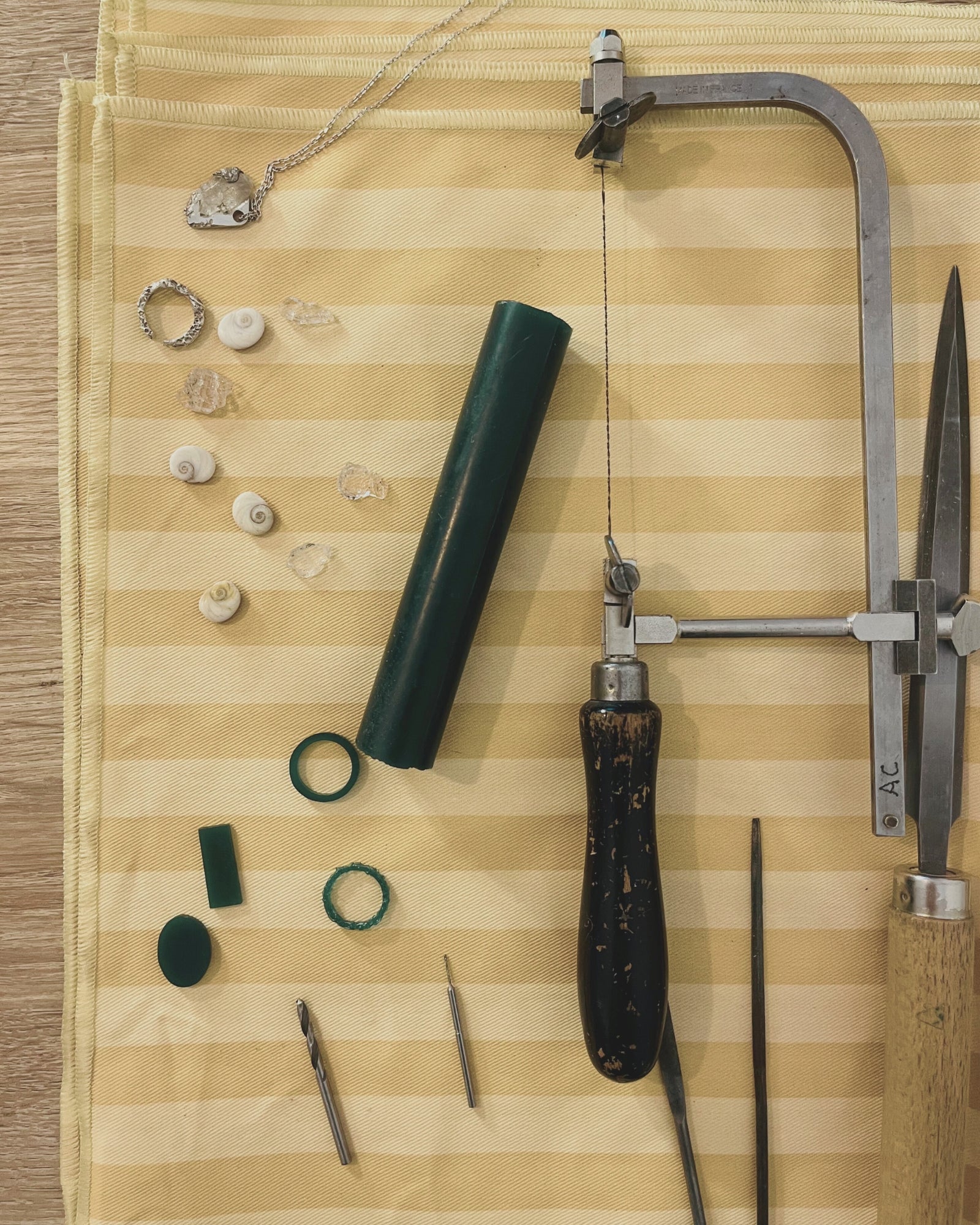 photo illustrant un atelier de création de bague sur cire outils