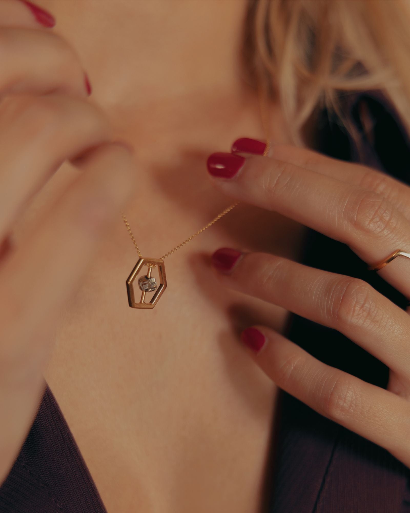 Photo portée d'un pendentif éthique modèle attraction en vermeil et pyrite de France.