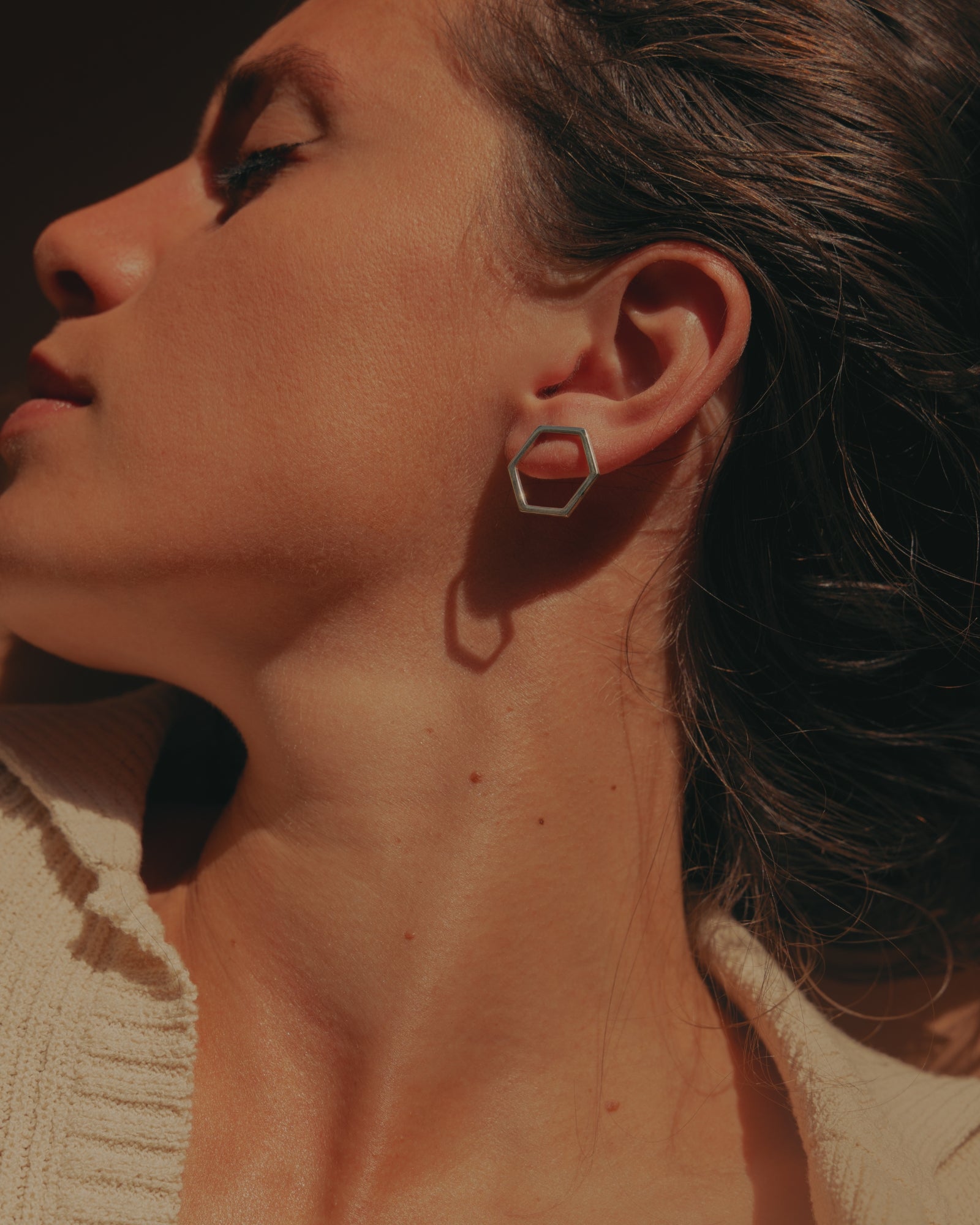 Boucle d'oreille éthique forme hexagonale en argent portée