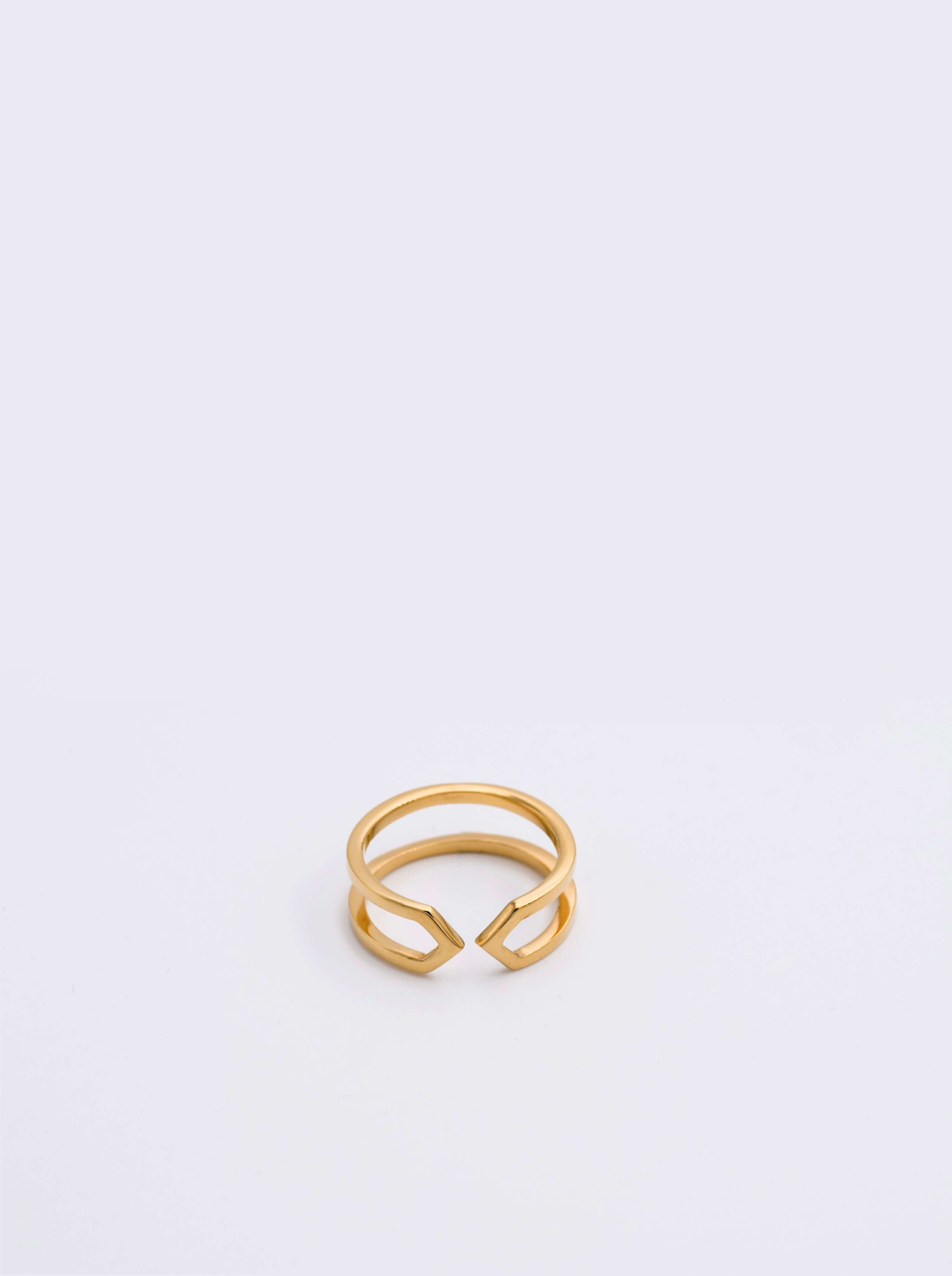 Bague Bijou d'oreille Dualité Fine or jaune fairmined non portée sur fond blanc.