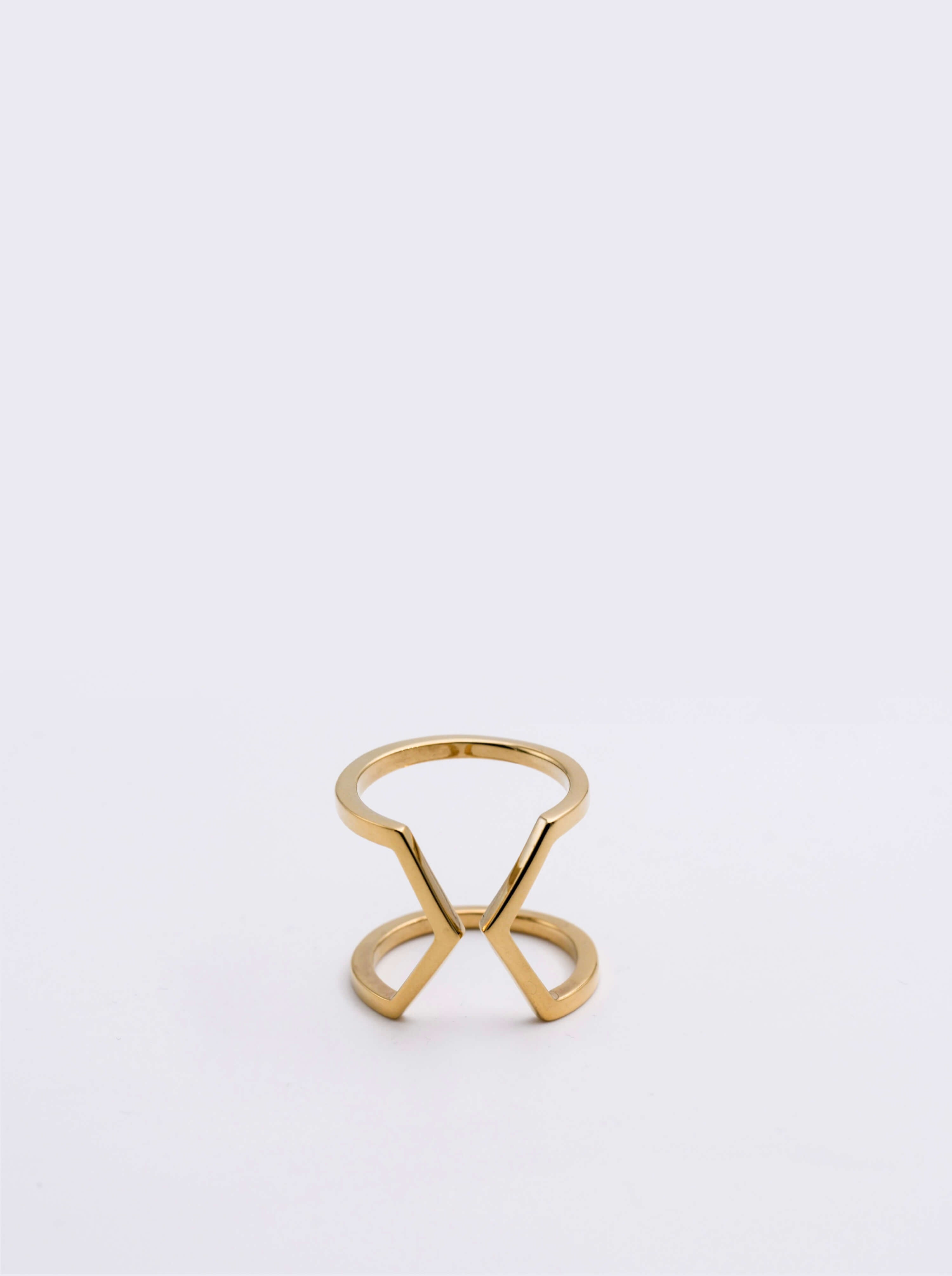 Photo d'une bague éthique modèle dualité large en or jaune fairmined non portée sur fond blanc.