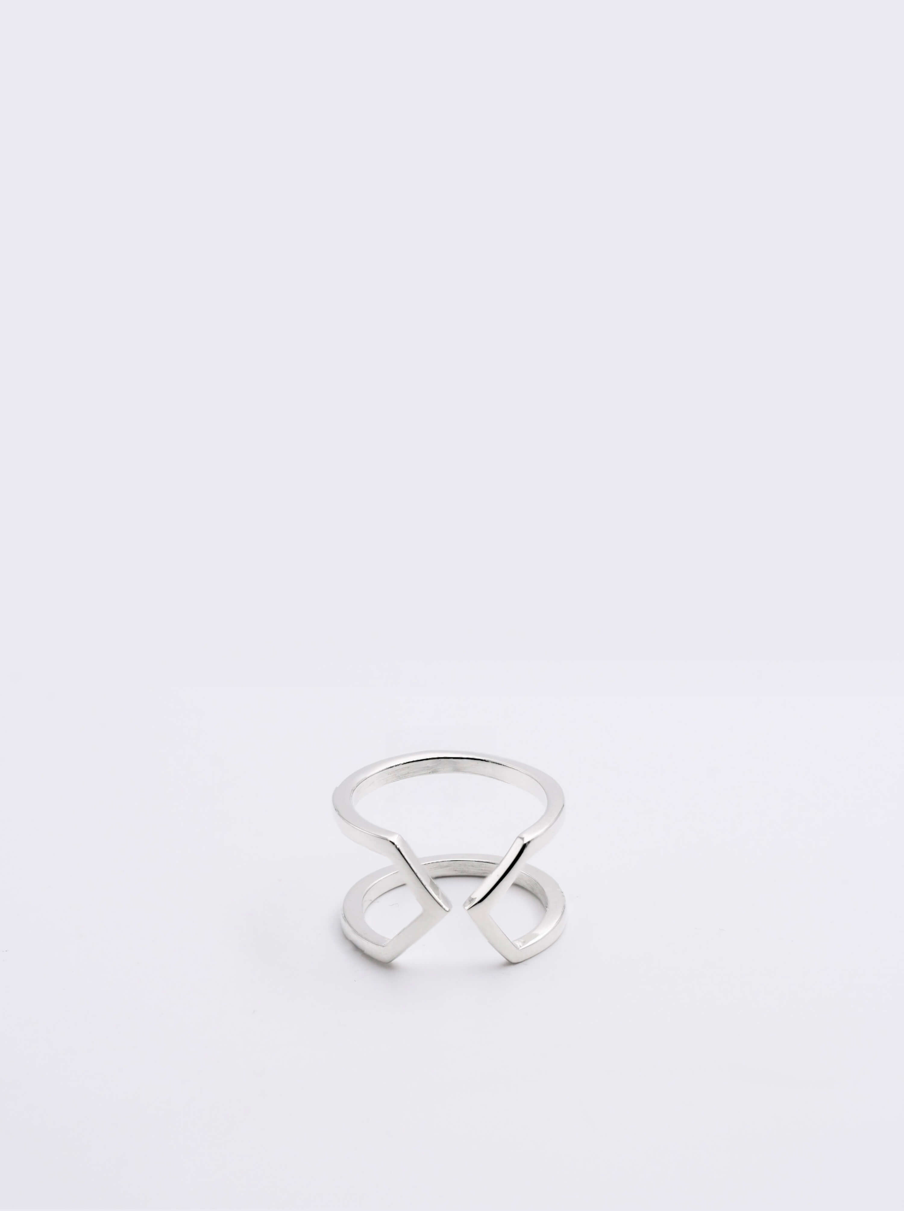 Bague Bijou d'oreille éthique modèle Dualité Moyenne en or blanc fairmined non portée sur fond blanc.