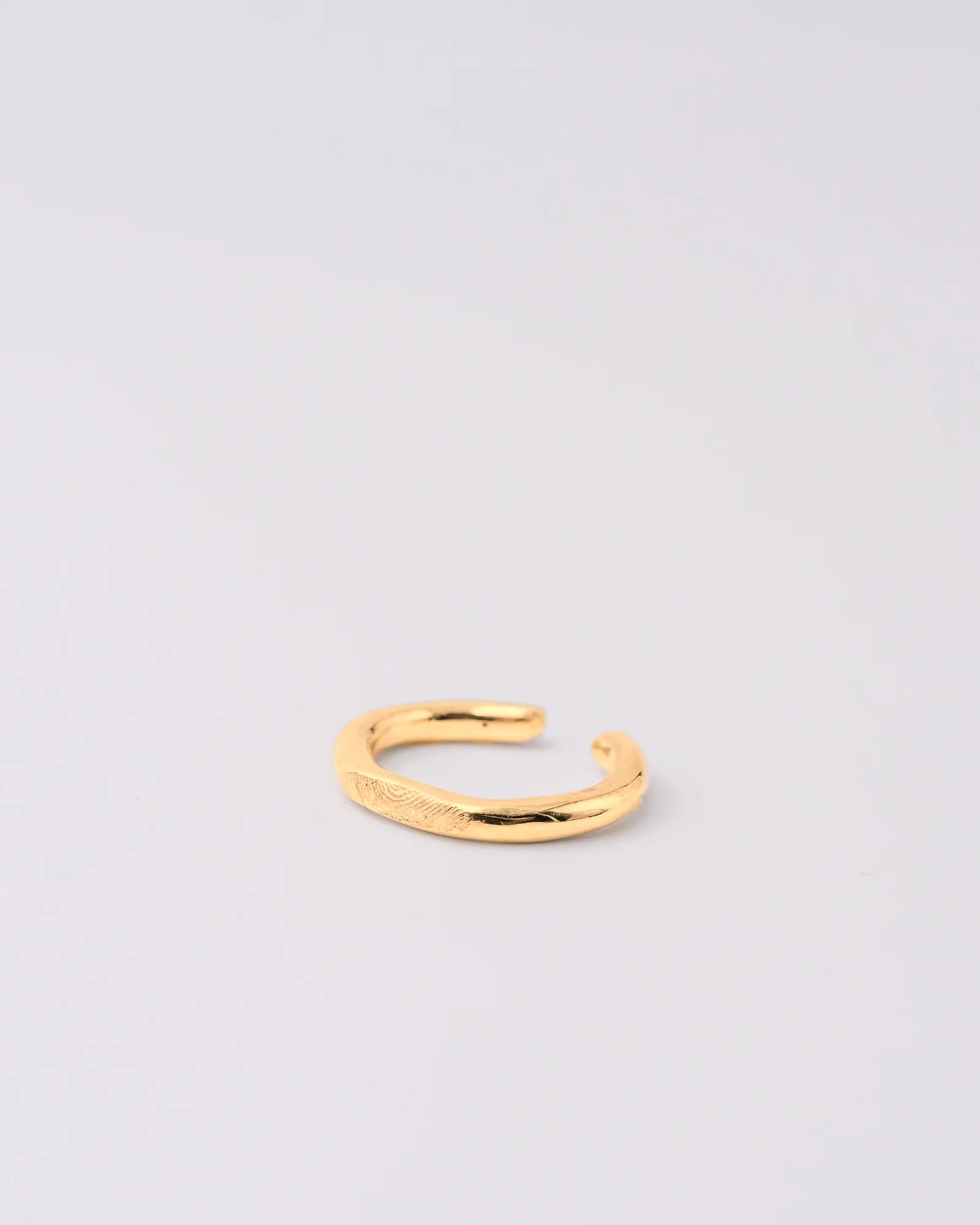 Bague earcuff en vermeil avec empreinte digitale.