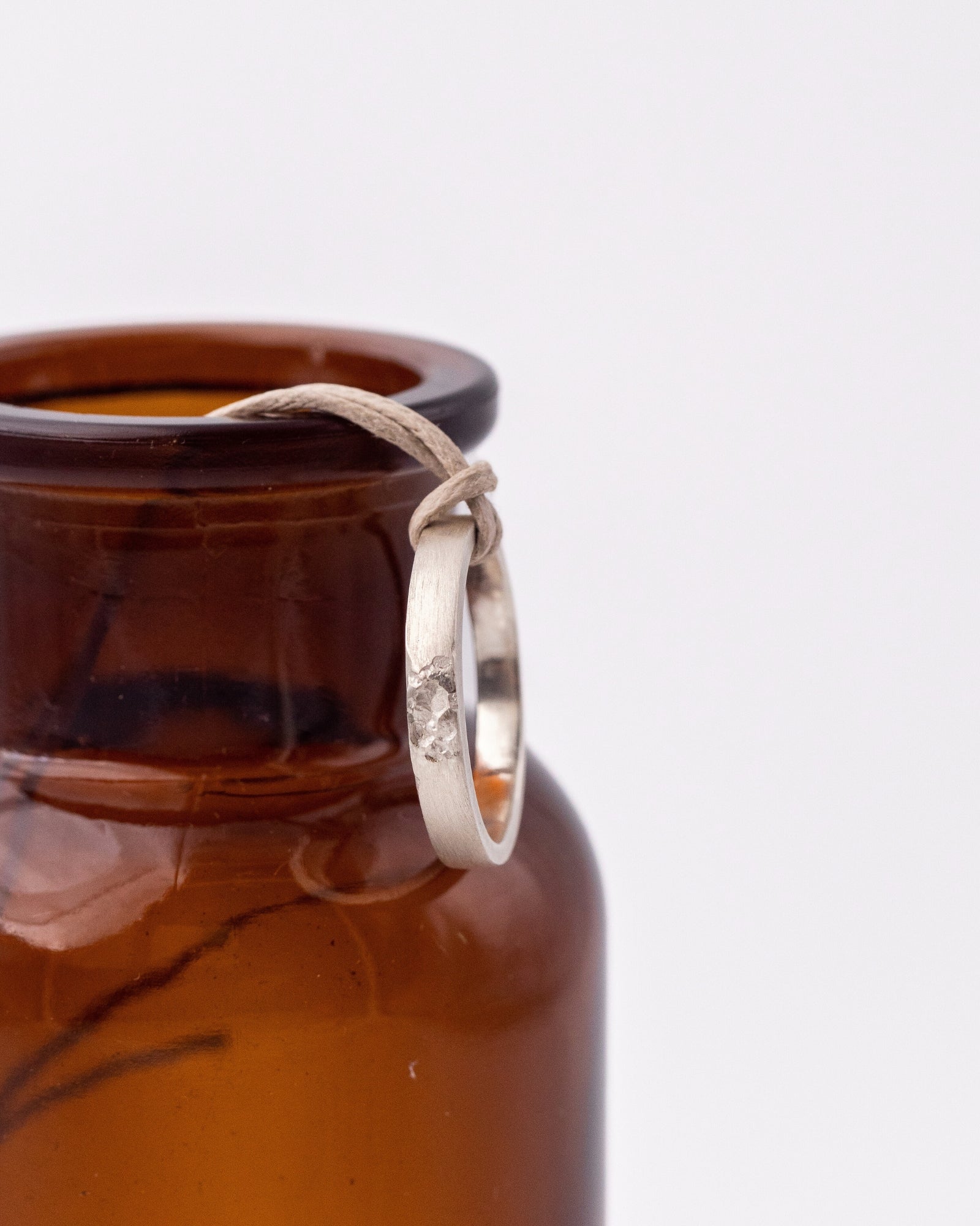 Bague ou alliance de mariage éthique homme sur cordon