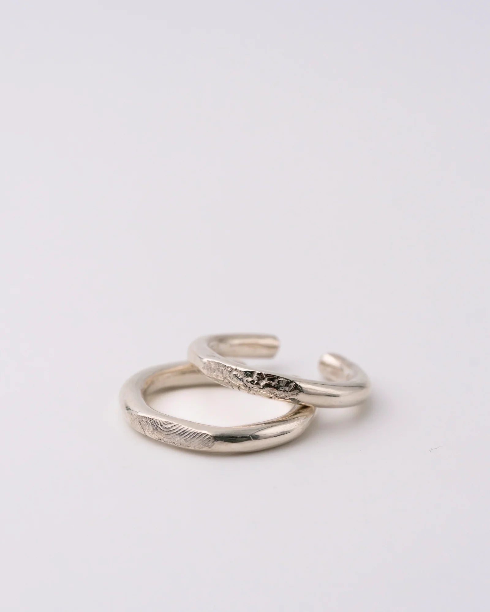 Duo de bagues en argent avec empreintes digitales et animales, pouvant aussi se porter en earcuff.