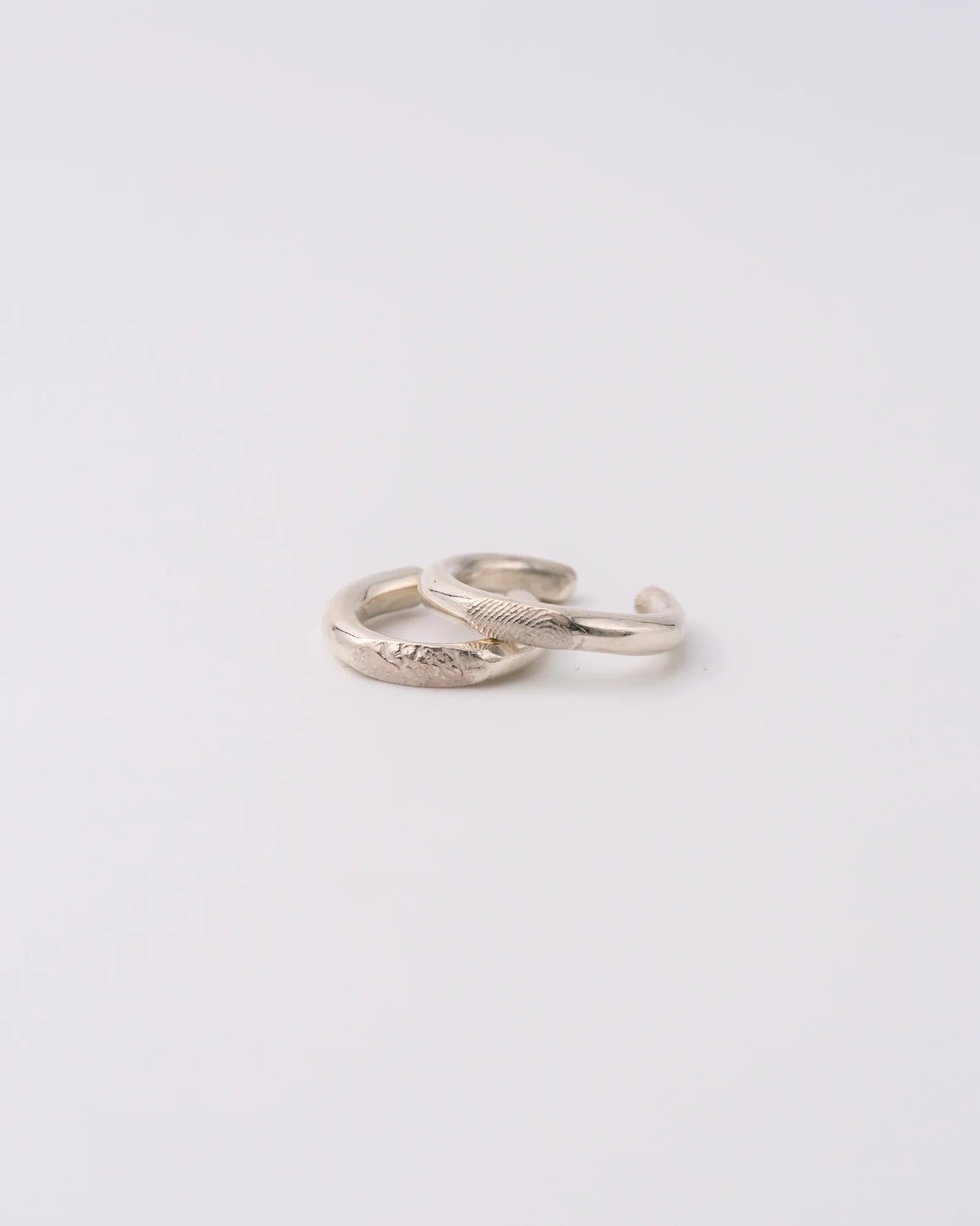 Duo de bagues format pinky ring en argent avec empreinte digitale et animale.