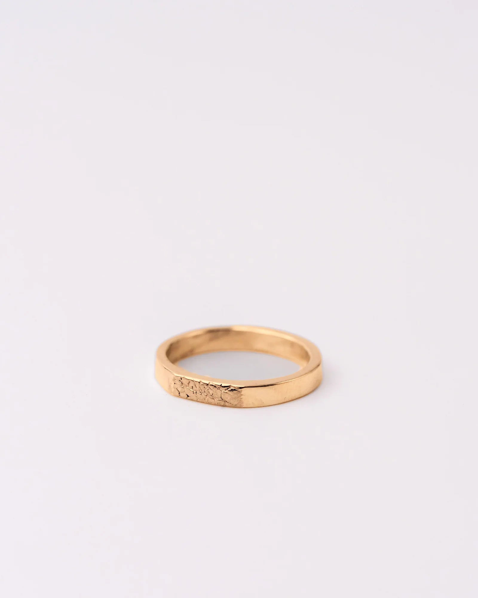 Bague fine en vermeil avec empreinte animale.