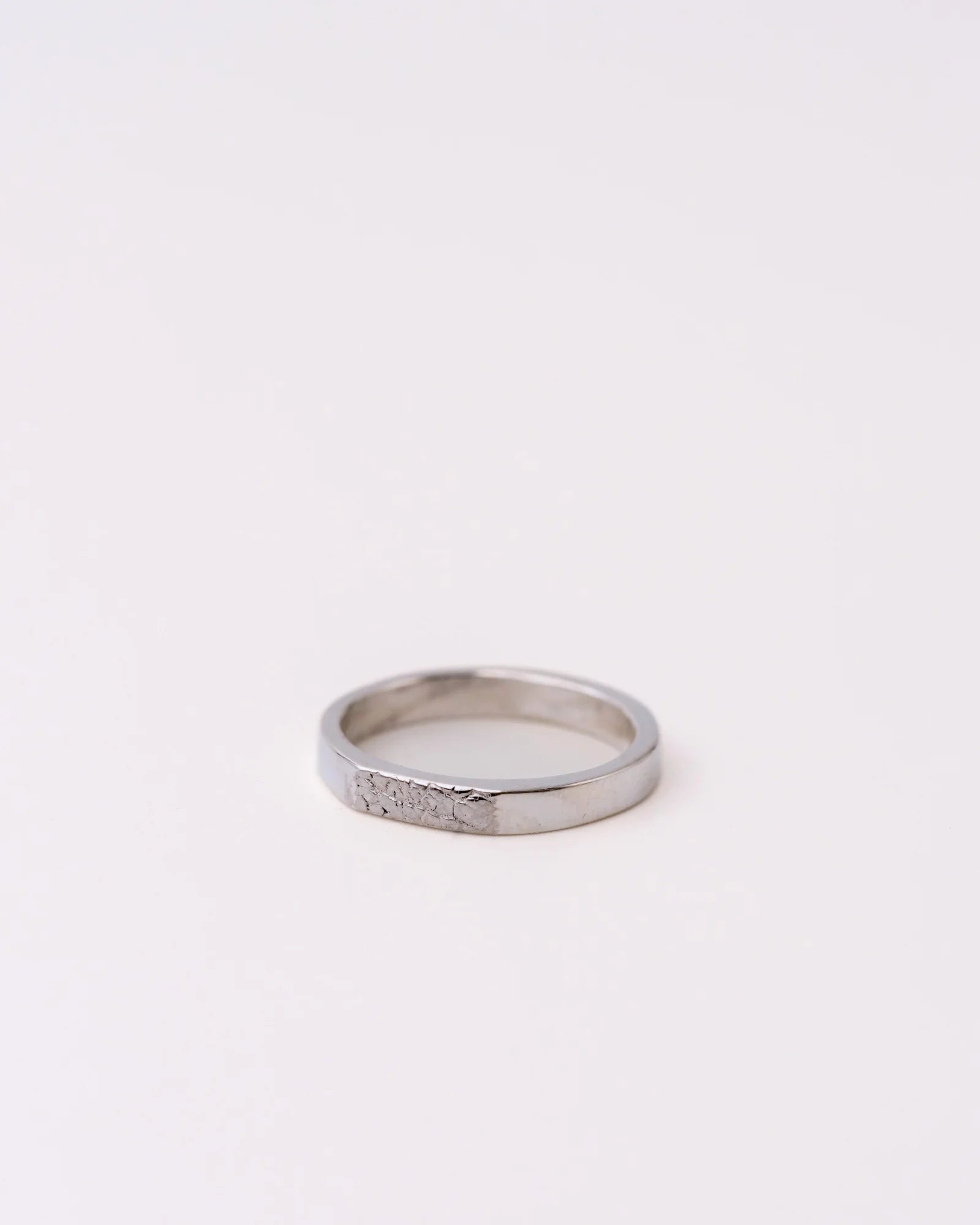 Bague fine type alliance ruban avec empreinte animale.