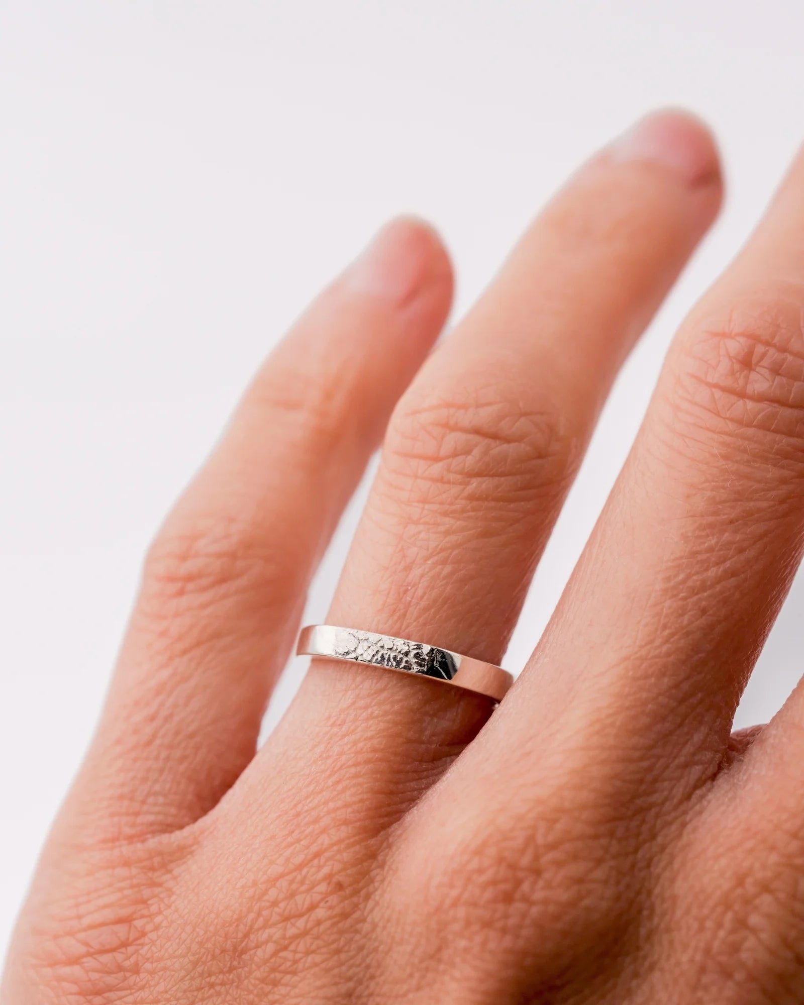 Bague fine en argent type alliance avec empreinte animale.