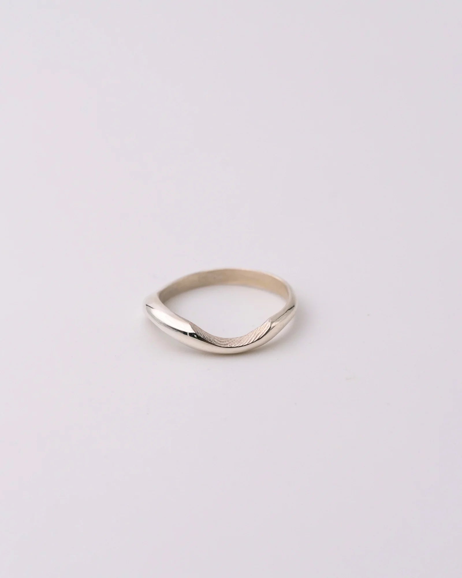 Bague vague en argent pouvant accueillir deux empreintes digitales et ou animales vue de dessus.
