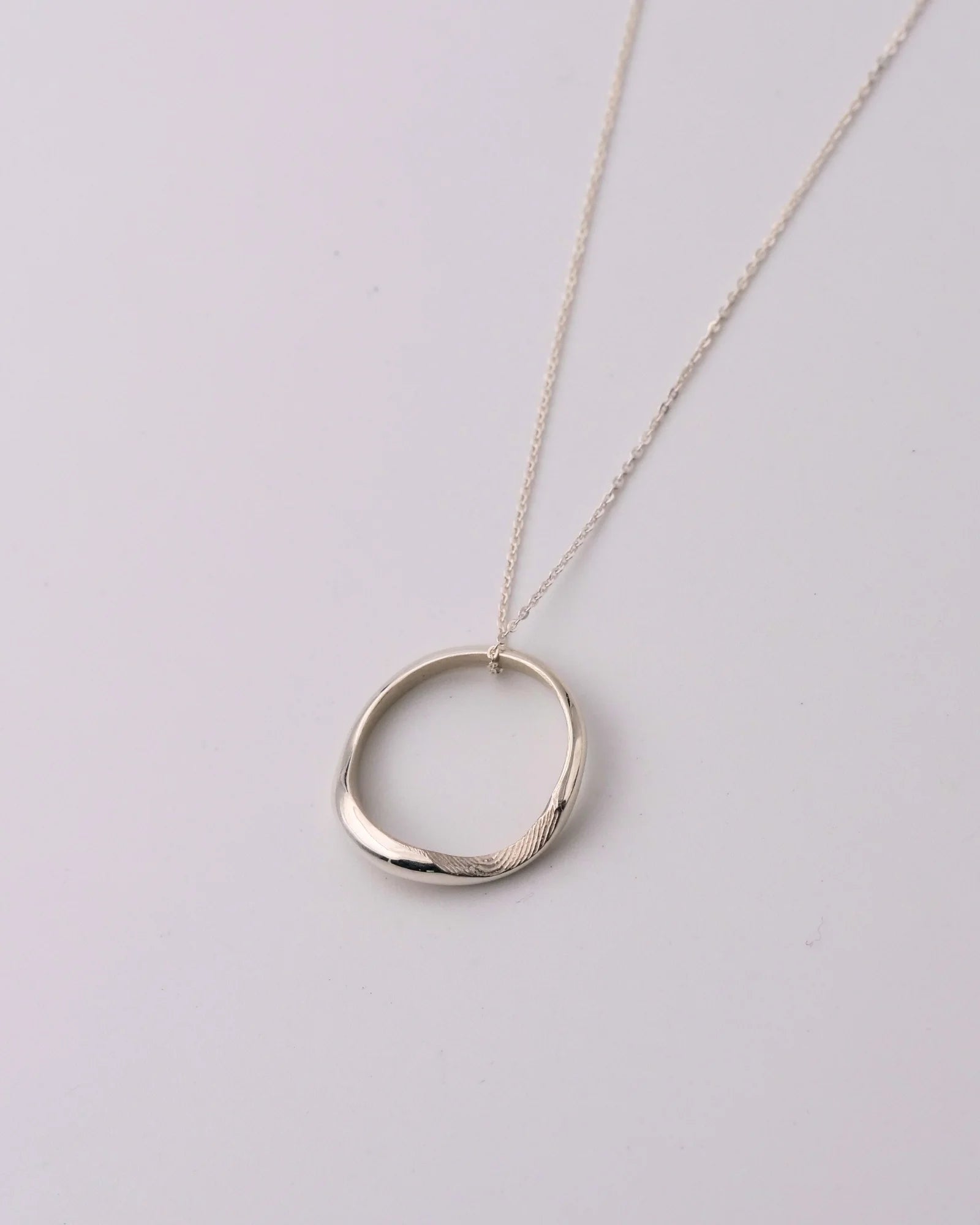 Bague vague en argent pouvant accueillir deux empreintes digitales et ou animales sur une chaine.