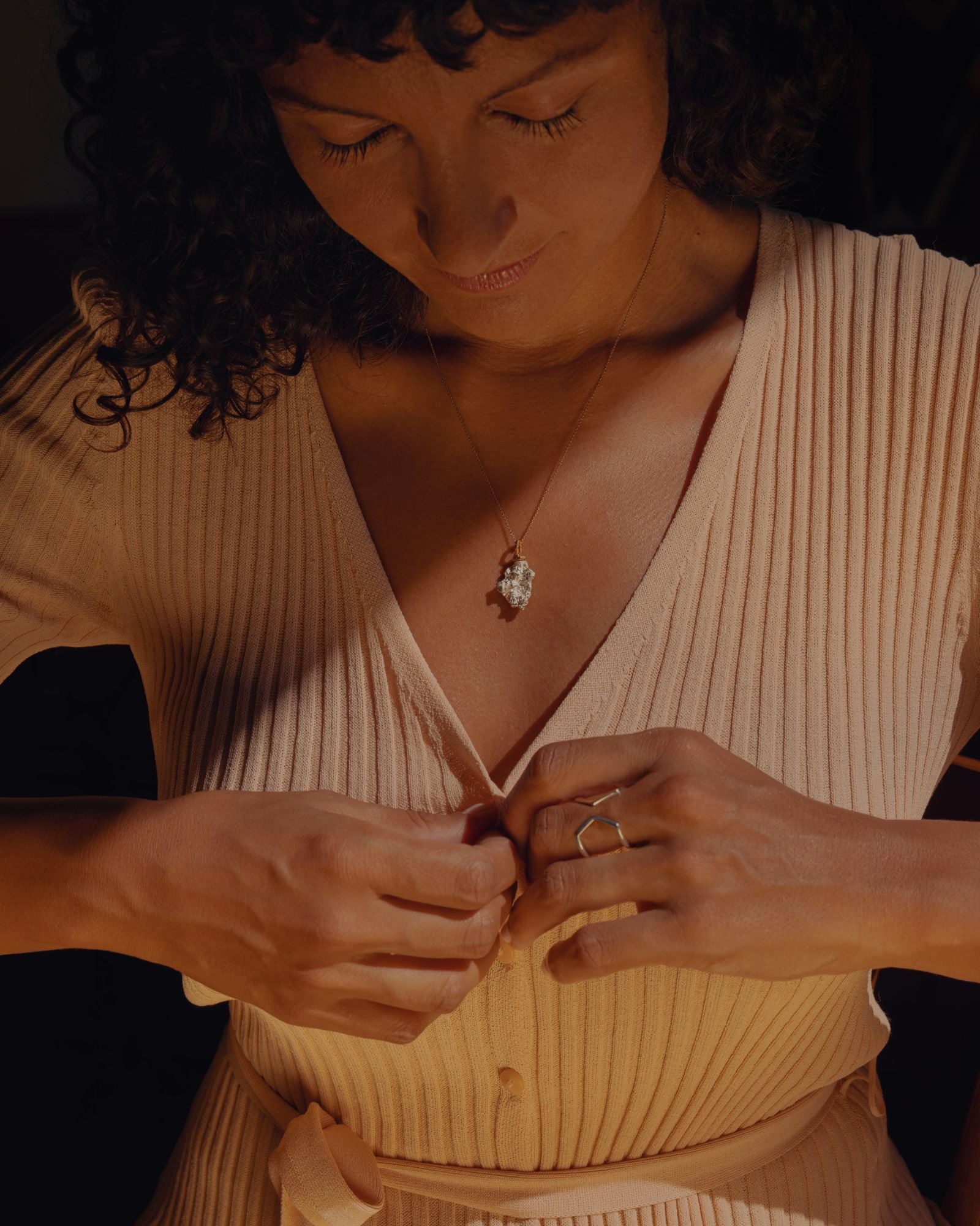 Photo d'une bague éthique portée modèle Dualité Large en or blanc fairmined..