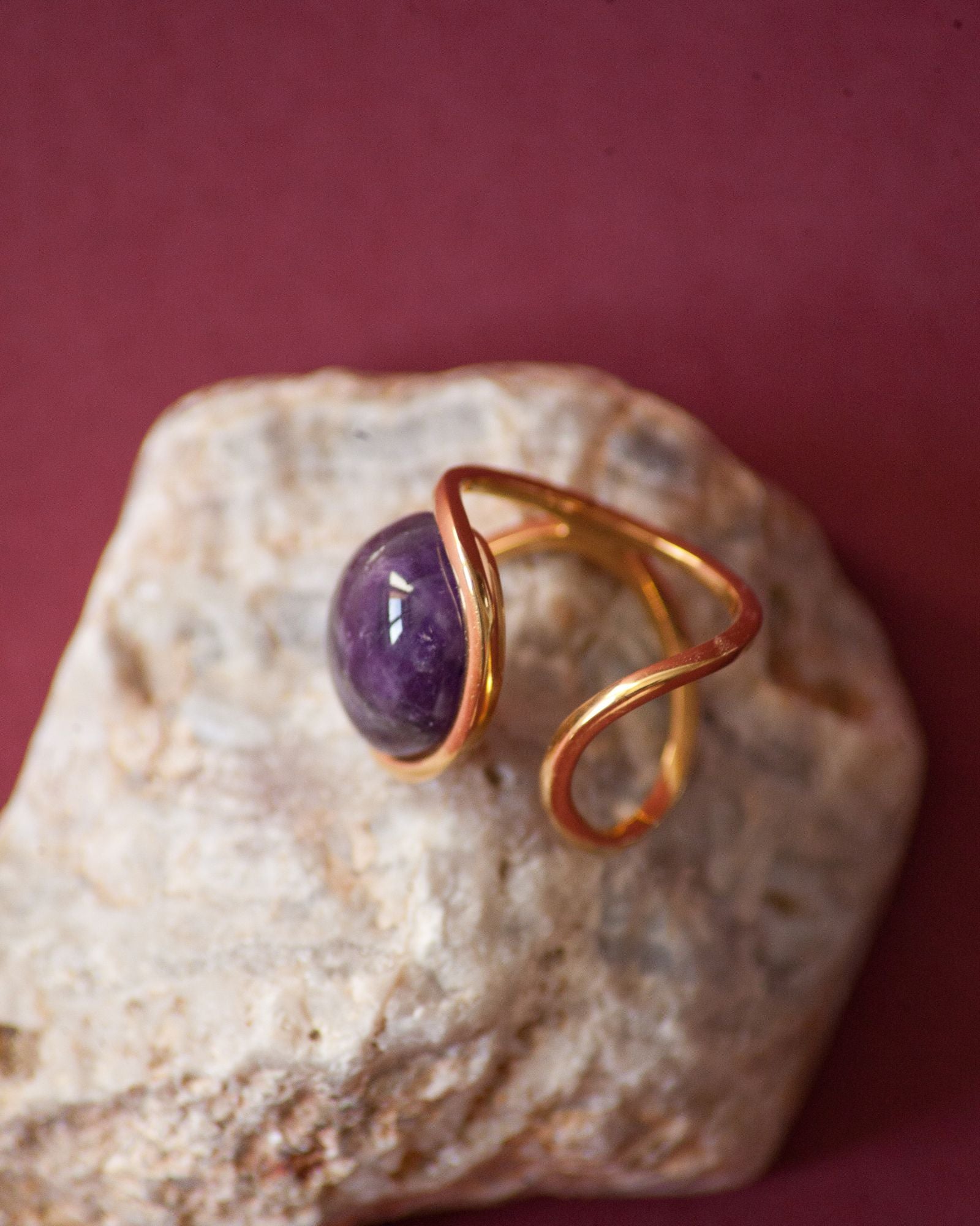 Bague éthique modèle Sororité en vermeil et améthyste de France de profil