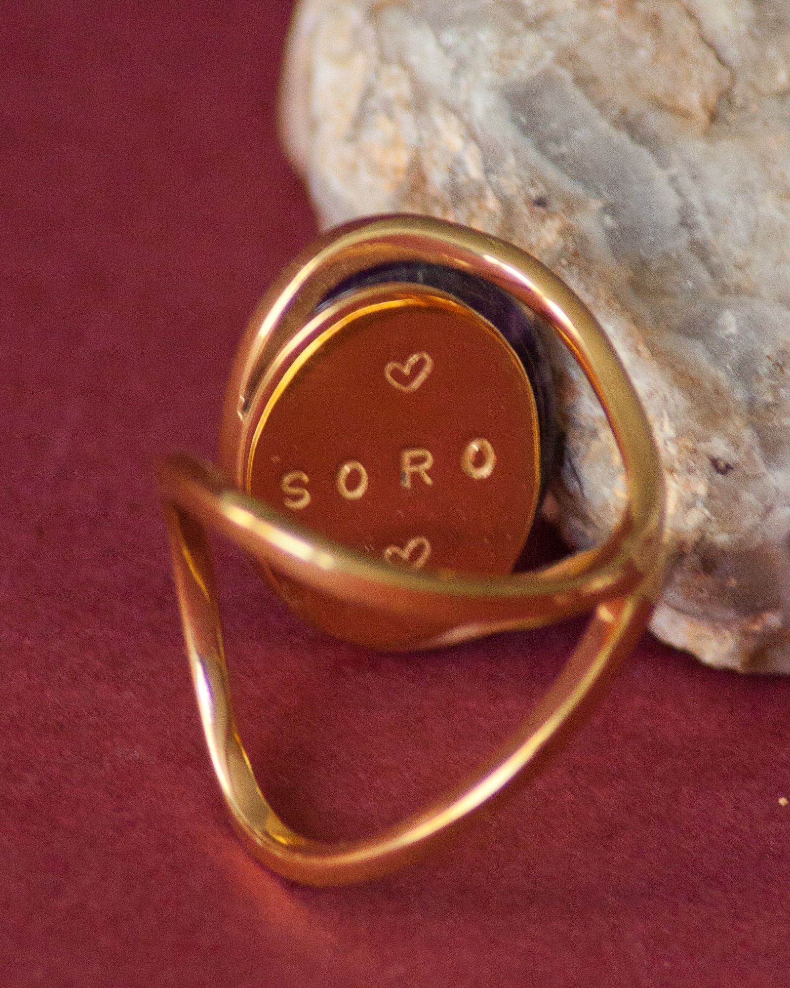 Bague éthique modèle Sororité en vermeil et améthyste de France gros plan sur la gravure sous le plateau de la pierre