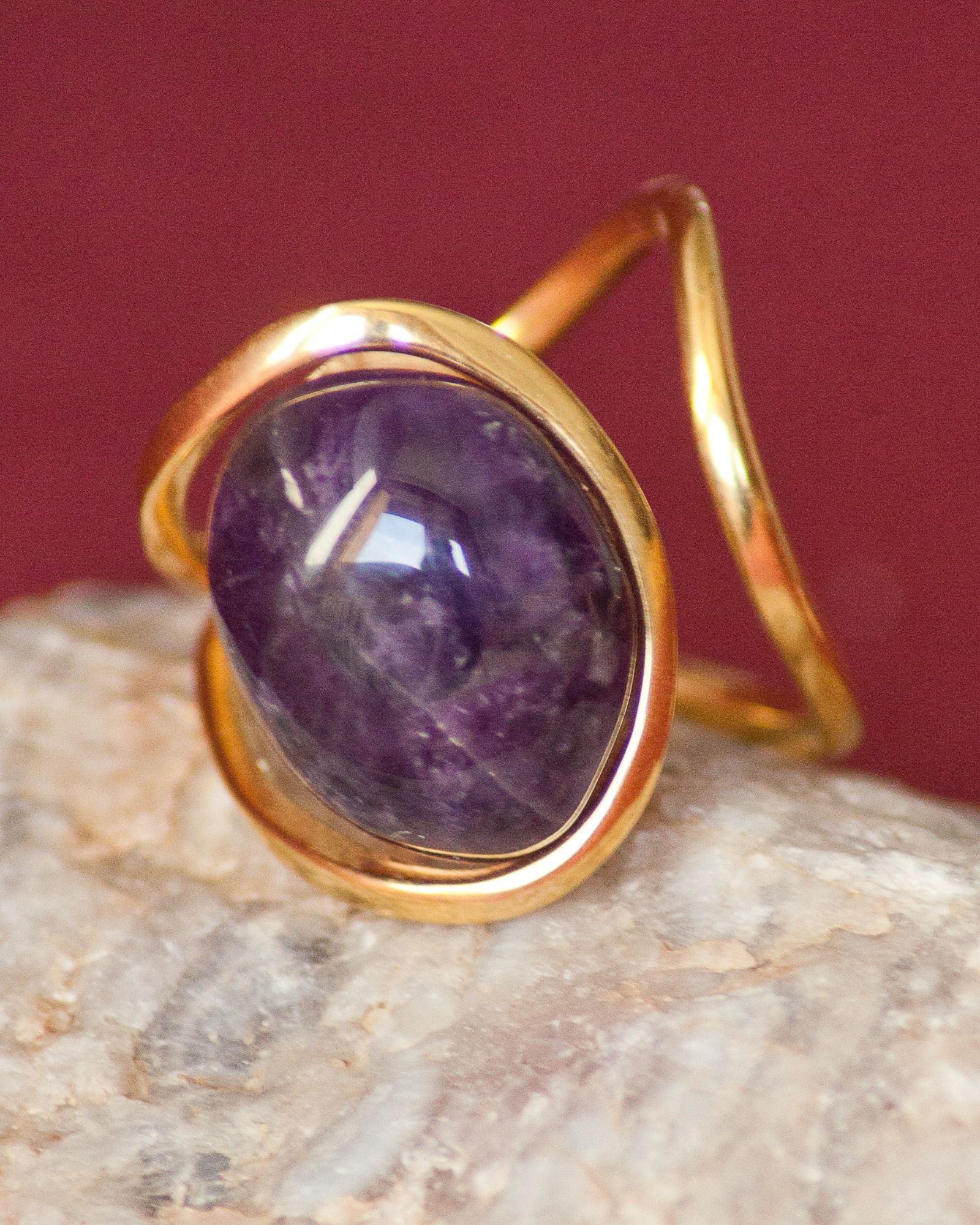 Bague éthique modèle Sororité en vermeil et améthyste de France gros plan