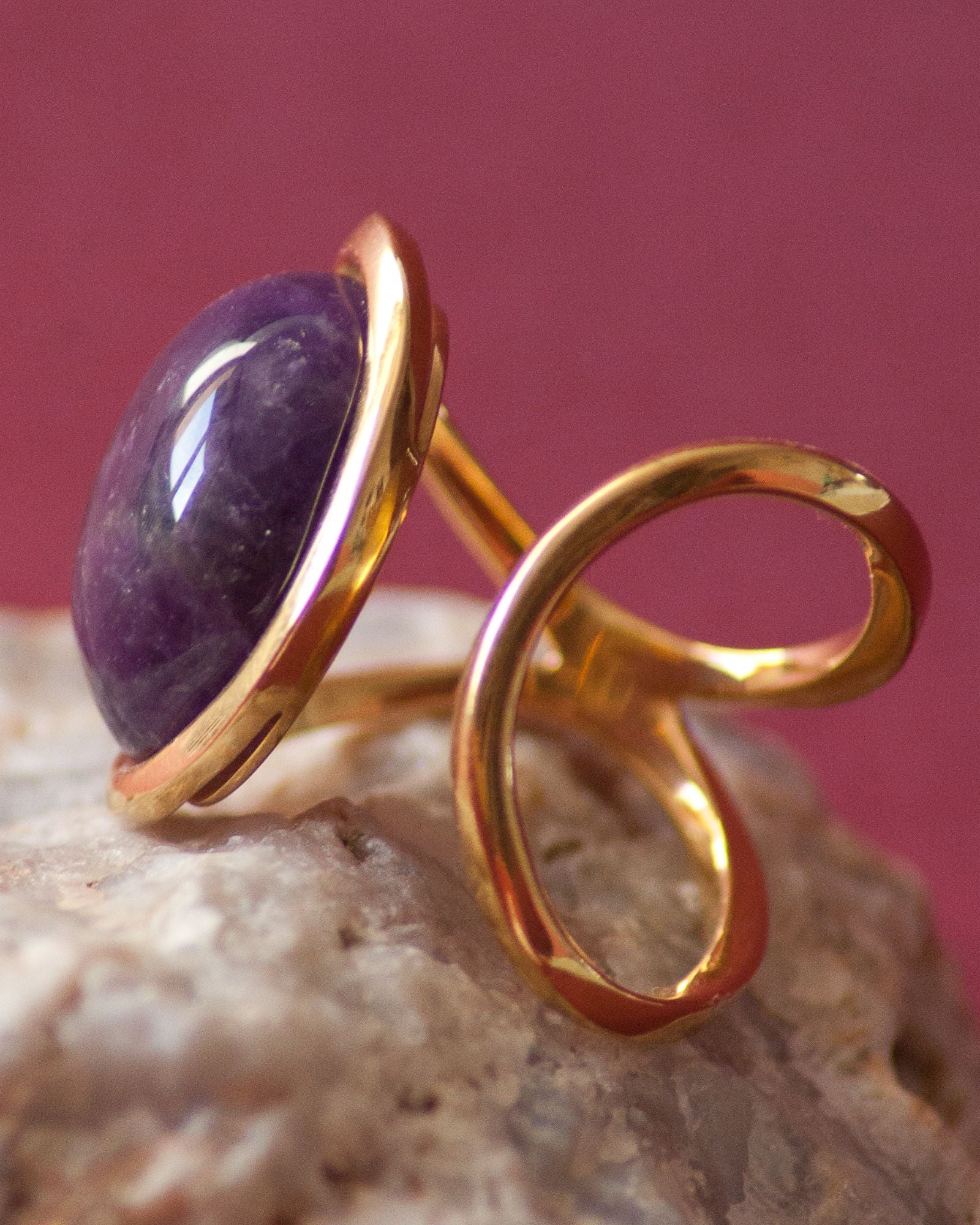 Bague éthique modèle Sororité en vermeil et améthyste de France de profil en gros plan
