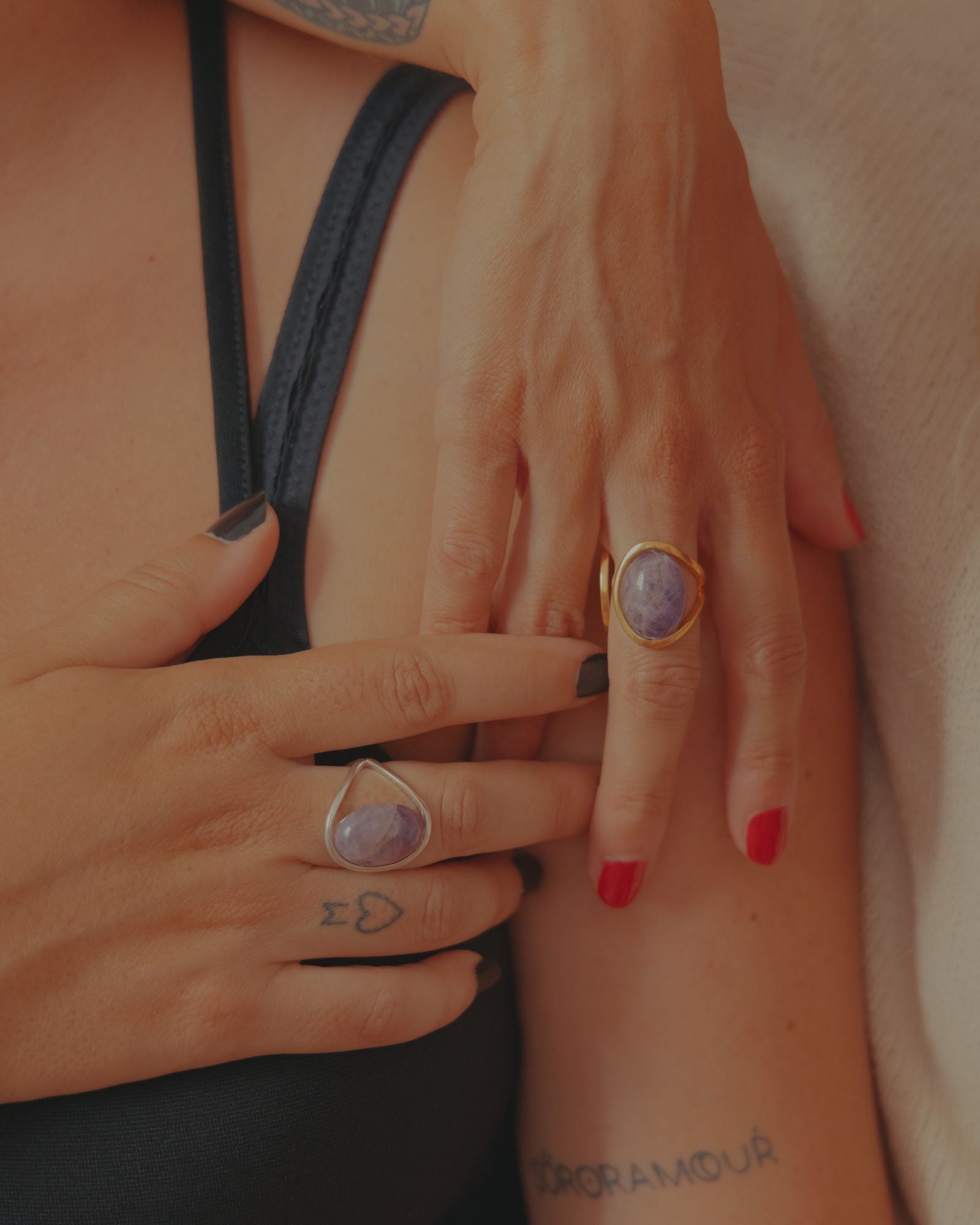 Bague éthique modèle Sororité en argent et vermeil et améthystes de France, portées