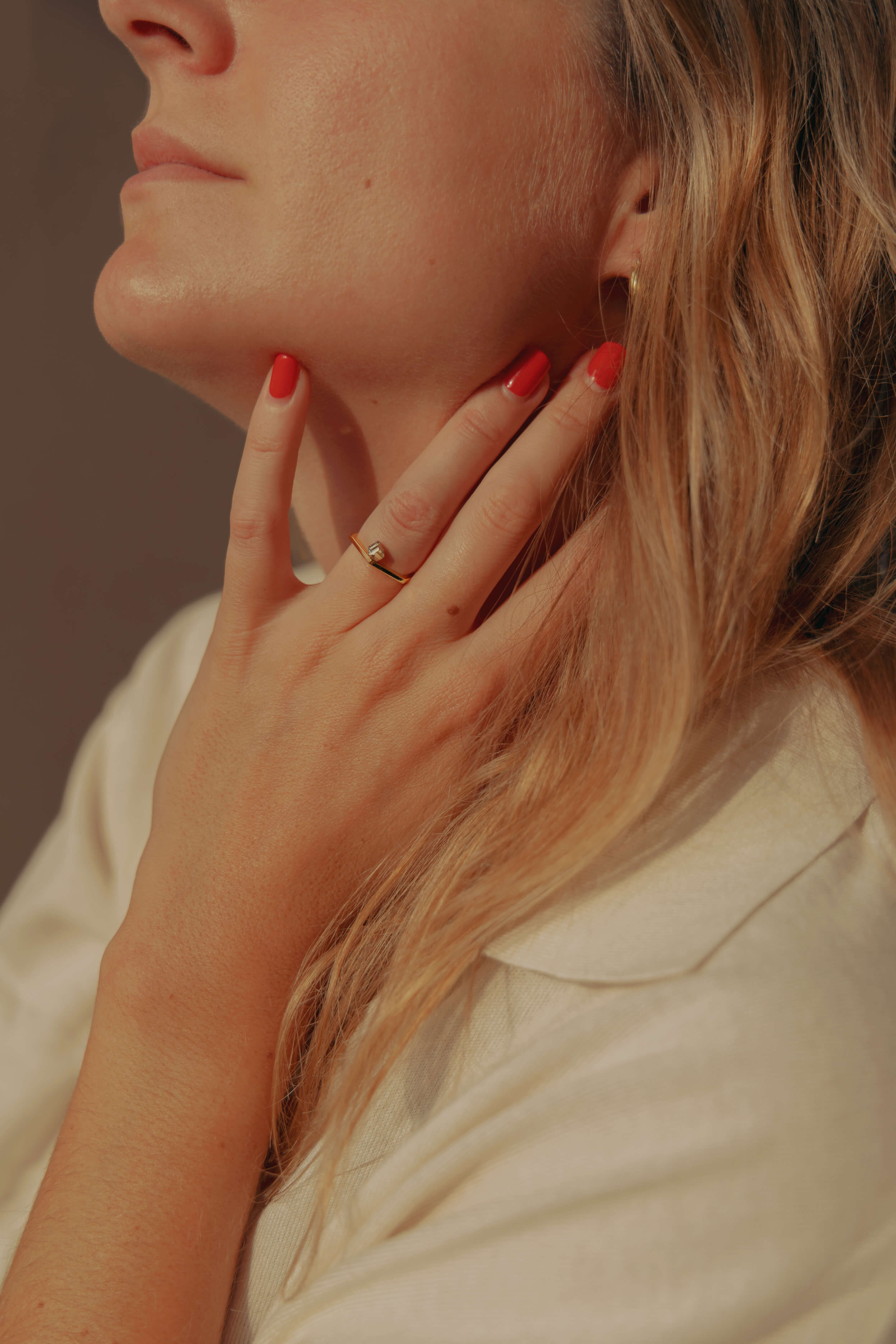 Bague Pendentif Solitaire en or jaune éthique portée à la main sertie d'une Pyrite.