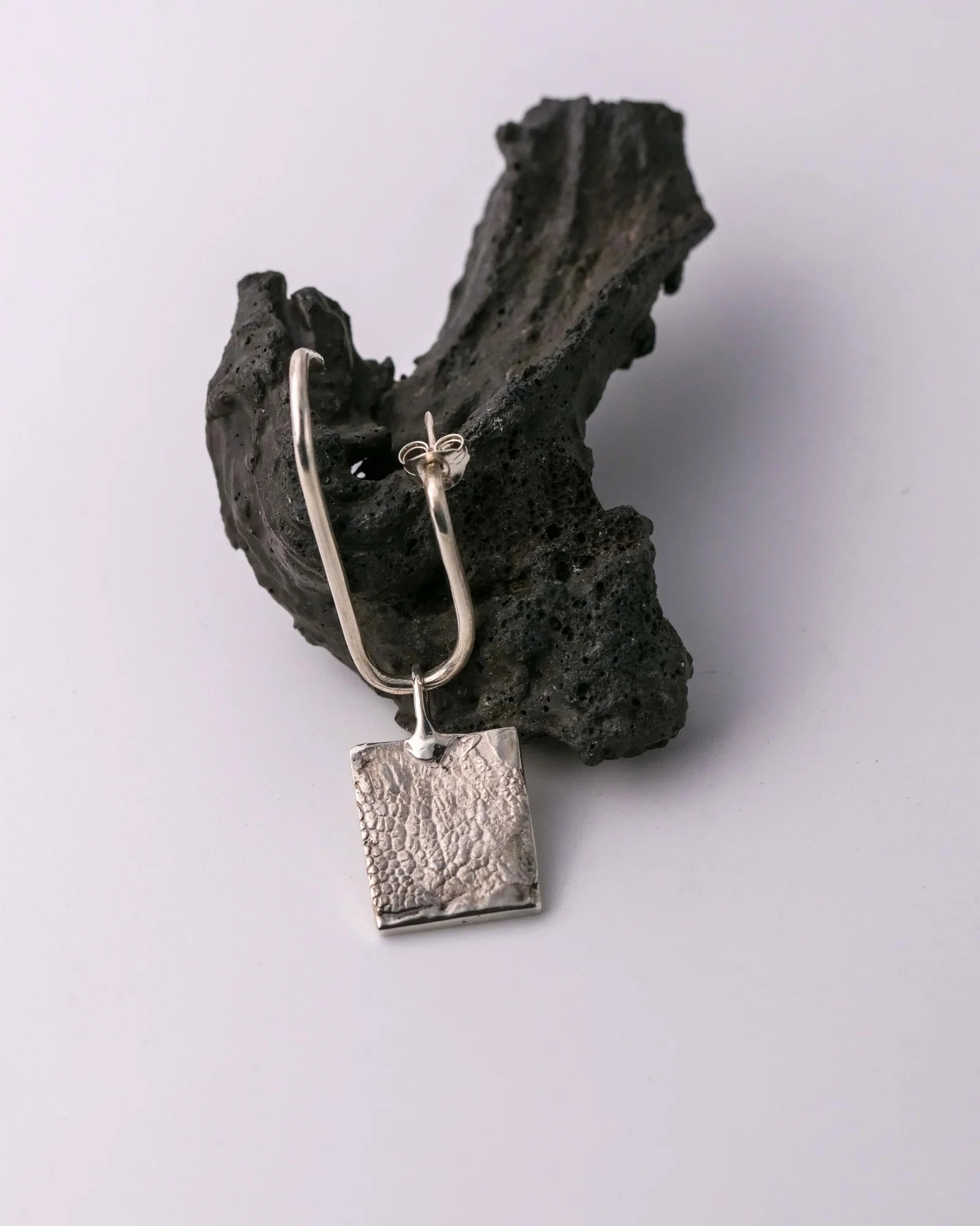Boucle en argent permettant de porter des pendentifs et des bagues, présenté avec un pendentif.