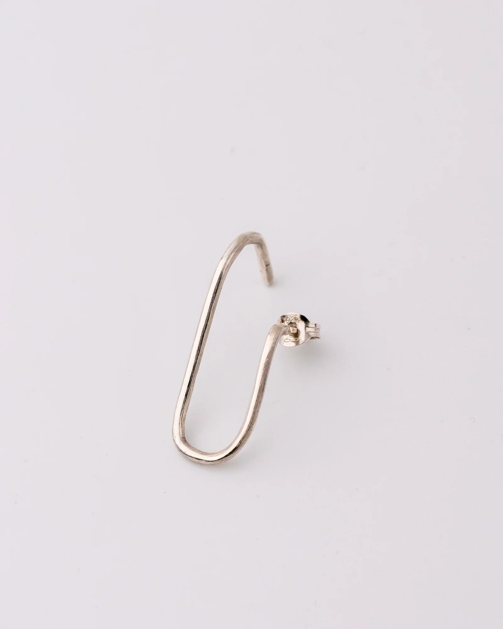 Boucle en argent permettant de porter des pendentifs et des bagues.