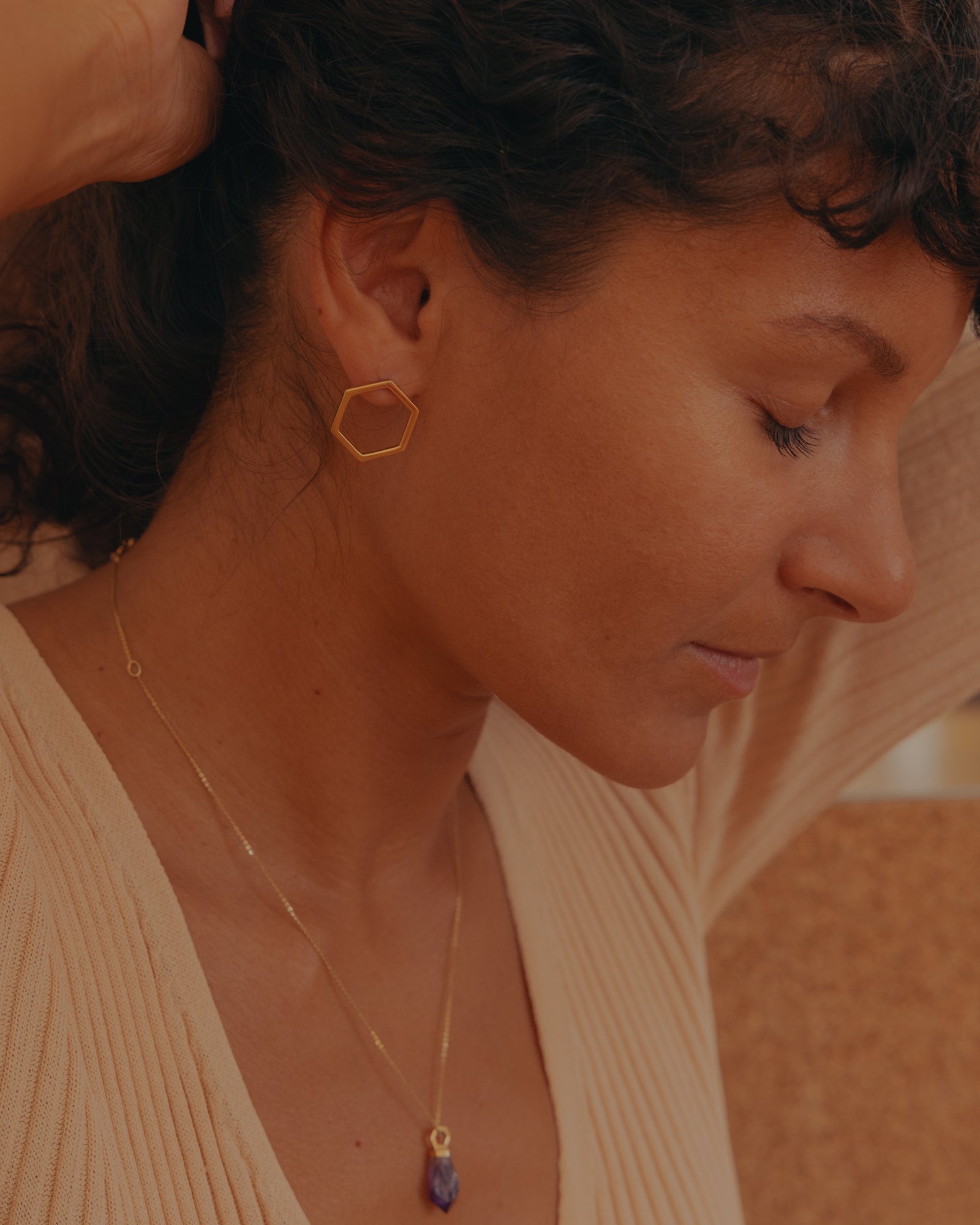 Photo des boucles d'oreilles éthiques modèle Essentiel en or jaune 18mm portées.