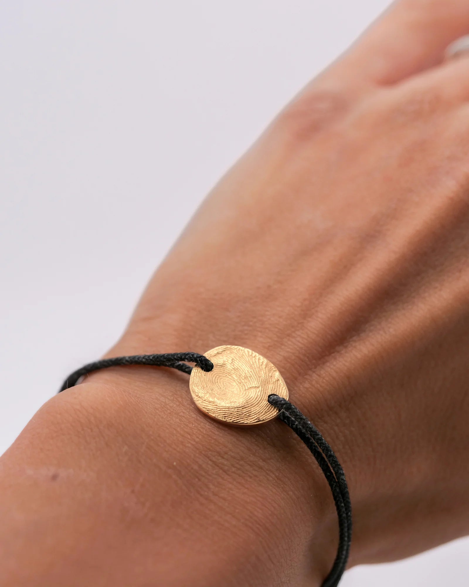 Bracelet vermeil sur cordon avec empreinte digitale.