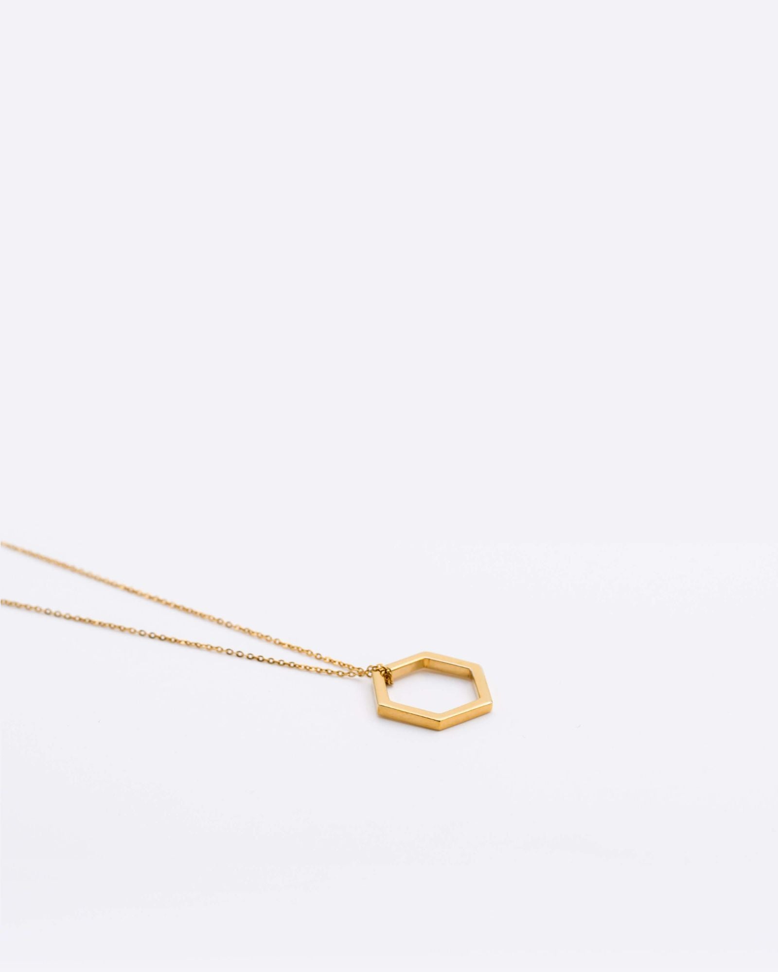 Photo d'un collier éthique hexagonal, modèle Essentiel 14 en vermeil labellisé.