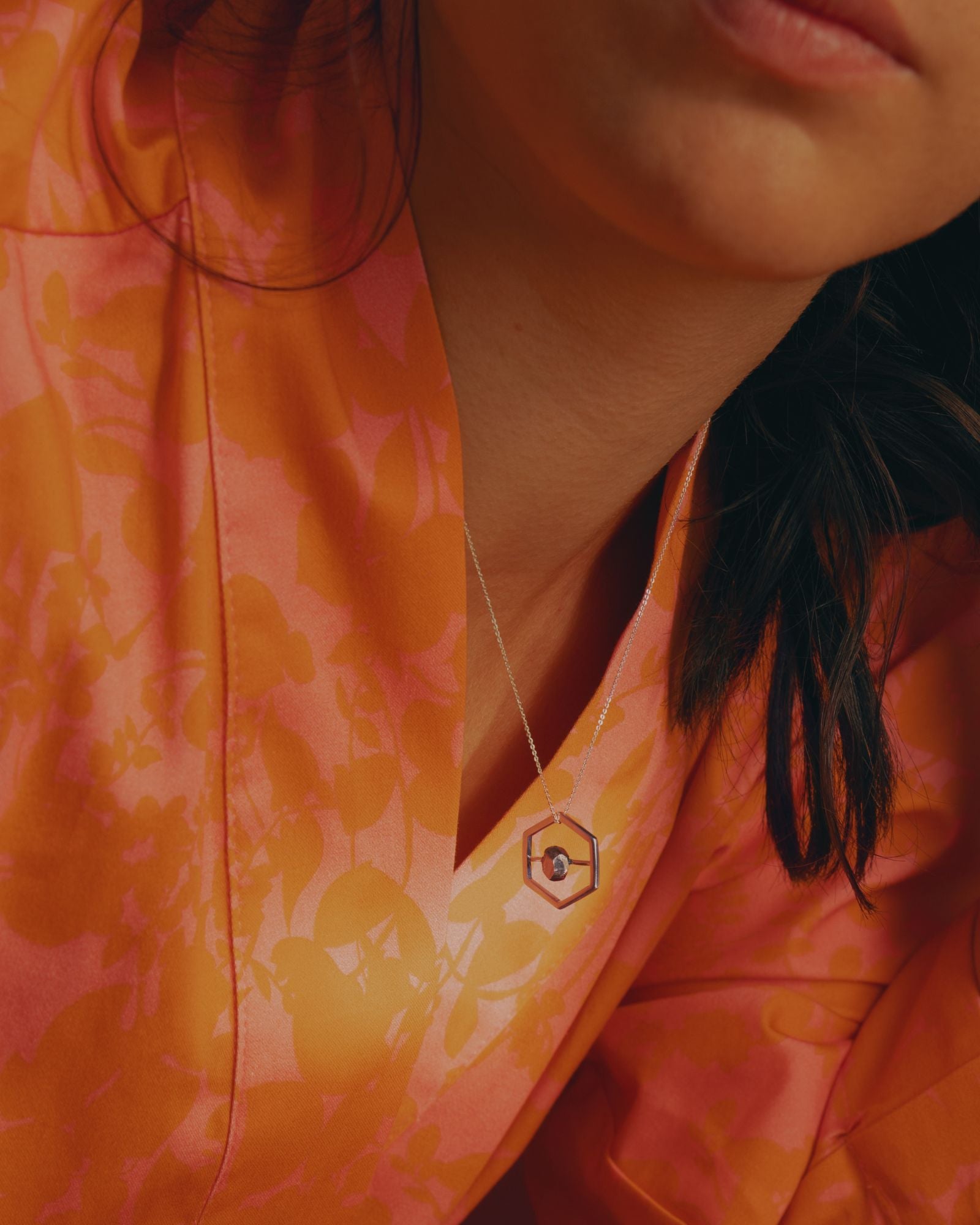 Pendentif éthique porté modèle Attraction en argent labellisé et pyrite de France.