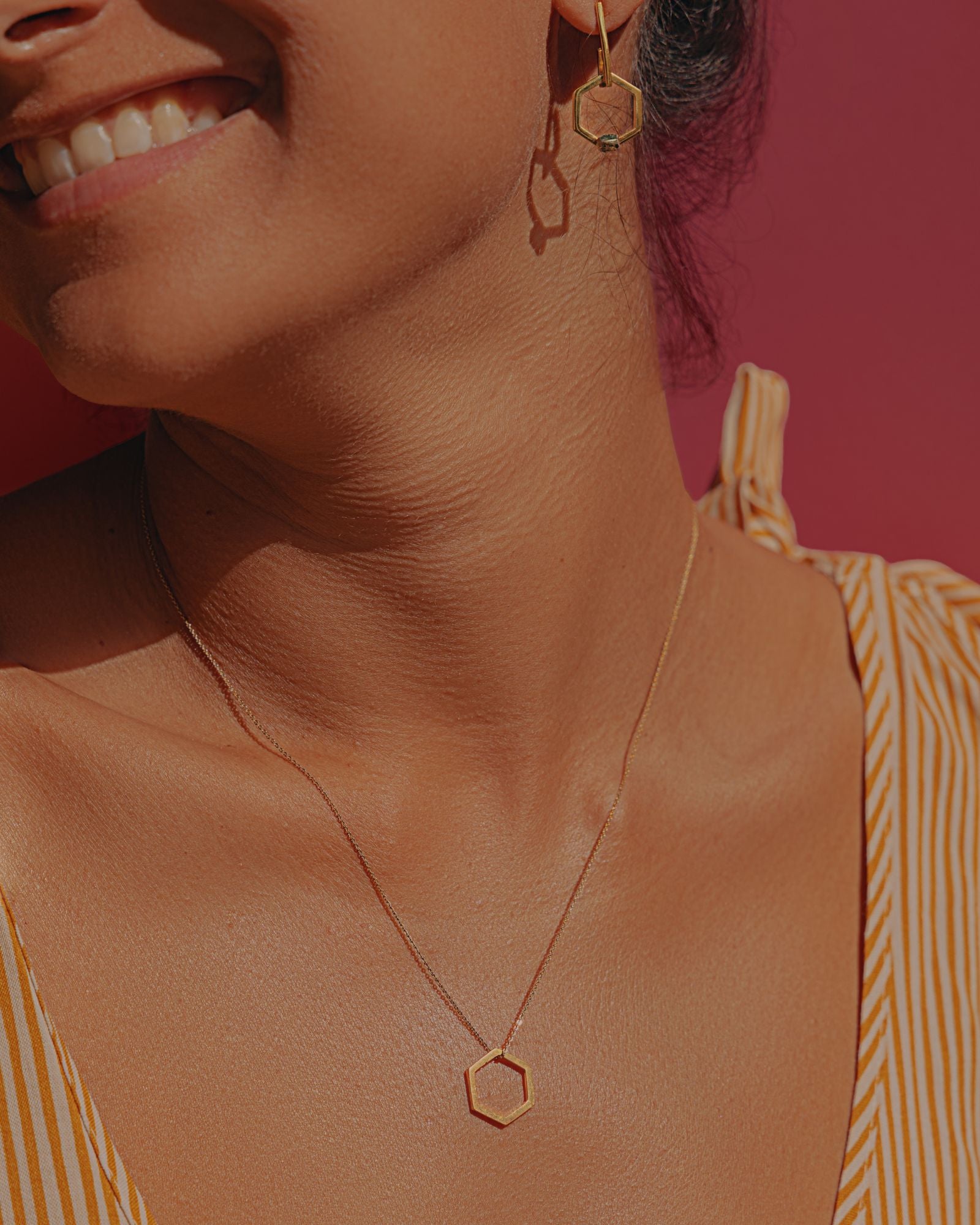 Photo portée d'un pendentif éthique porté sur une chaine, pendentif modèle Essentiel en or jaune labellisé.