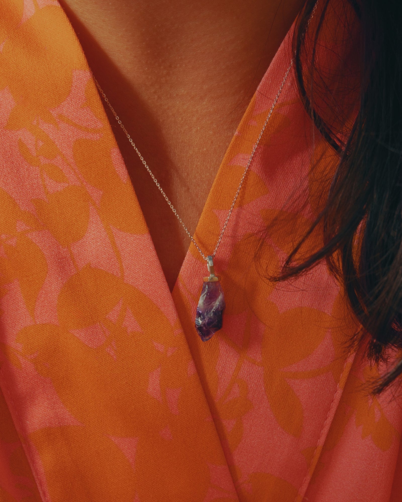 Photo portée d'un collier éthique avec un pendentif modèle infime en argent et améthyste de France.