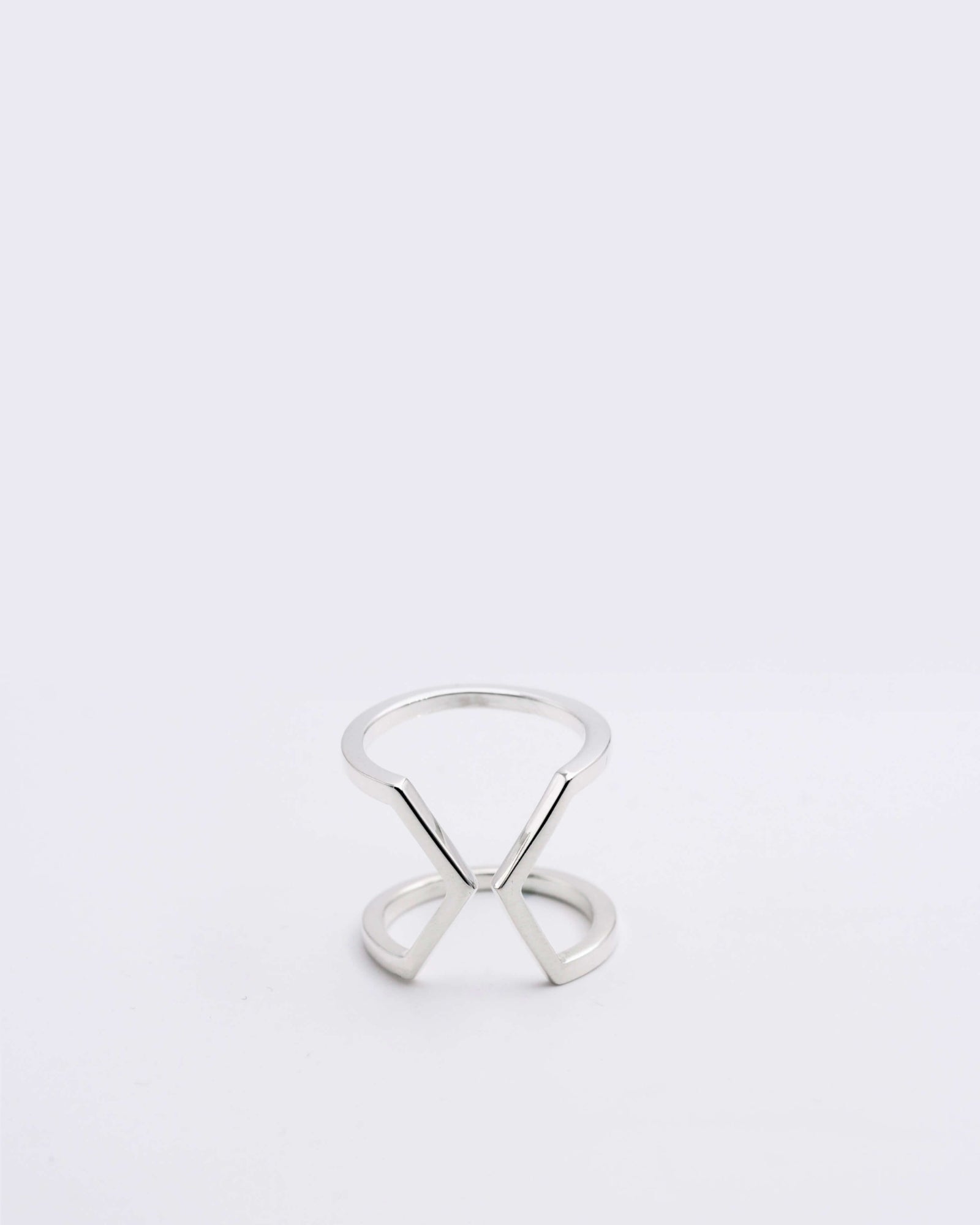 Bague modèle Dualité Large en or blanc Fairmined non portée, sur fond blanc.