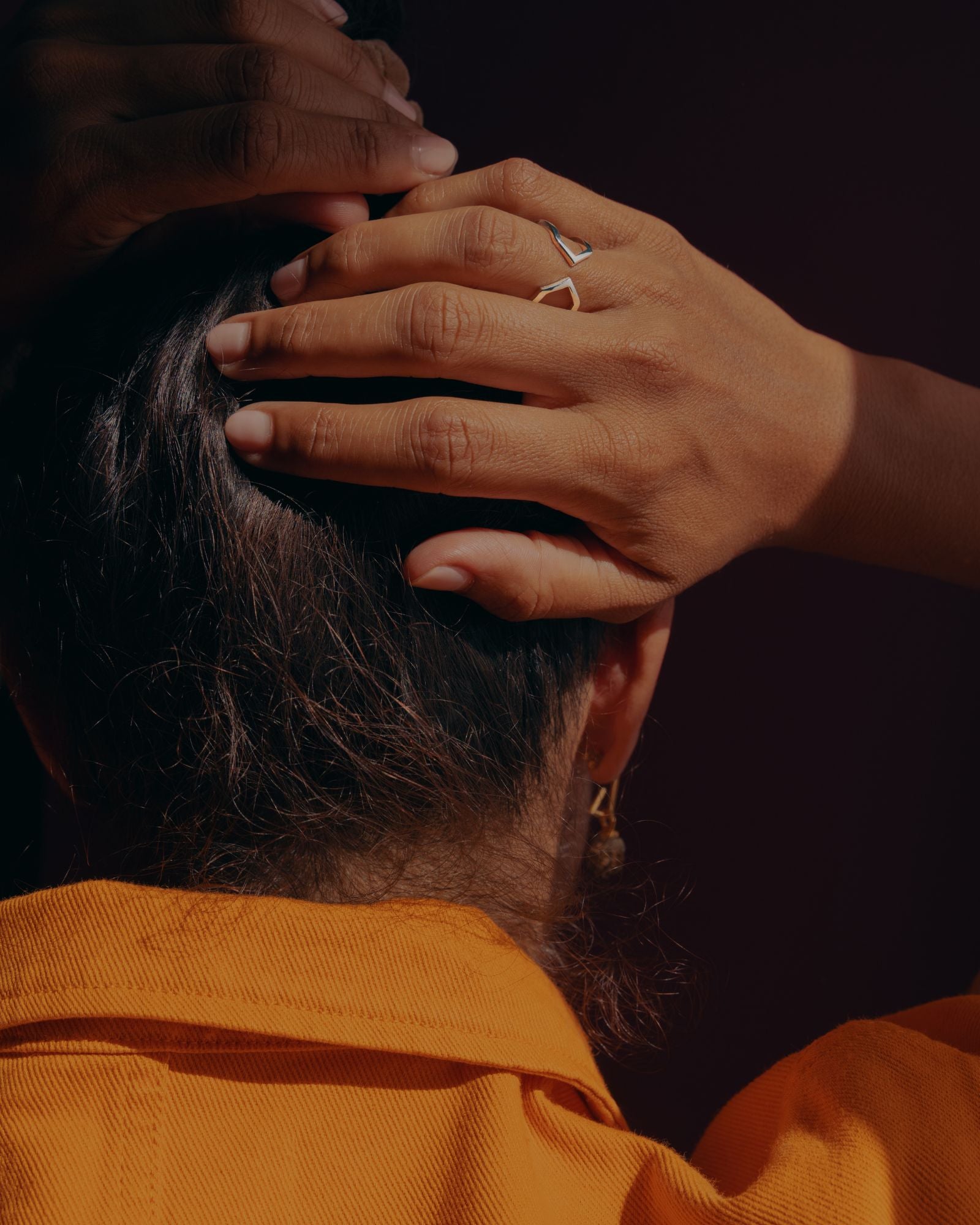 Photo d'une bague éthique portée à la main, modèle Dualité moyenne en argent.