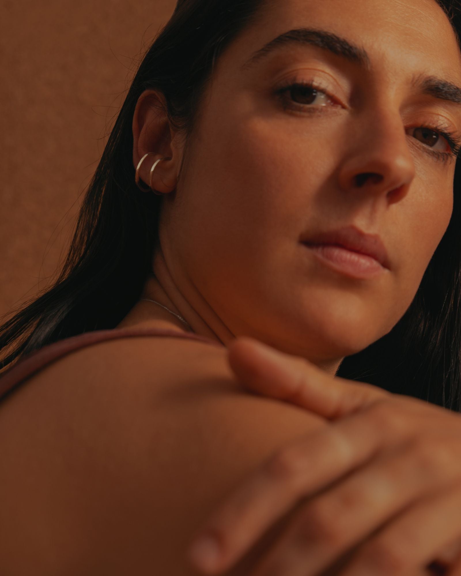 Photo d'une bague éthique portée en bijou d'oreille, modèle dualité moyenne en or blanc fairmined.