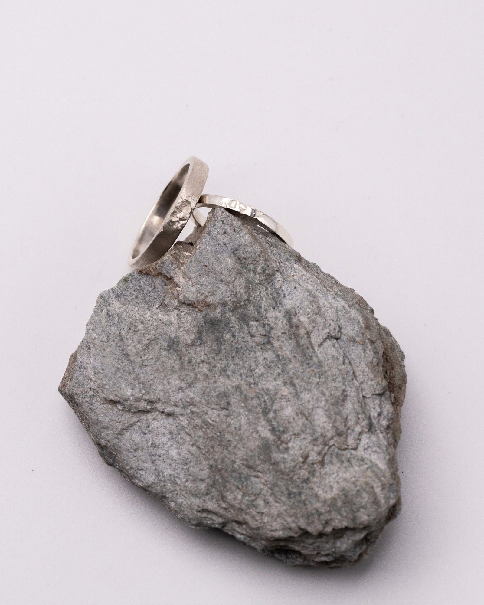 Duo de Bagues ou alliances de mariage éthique marquée en argent ou or blanc.