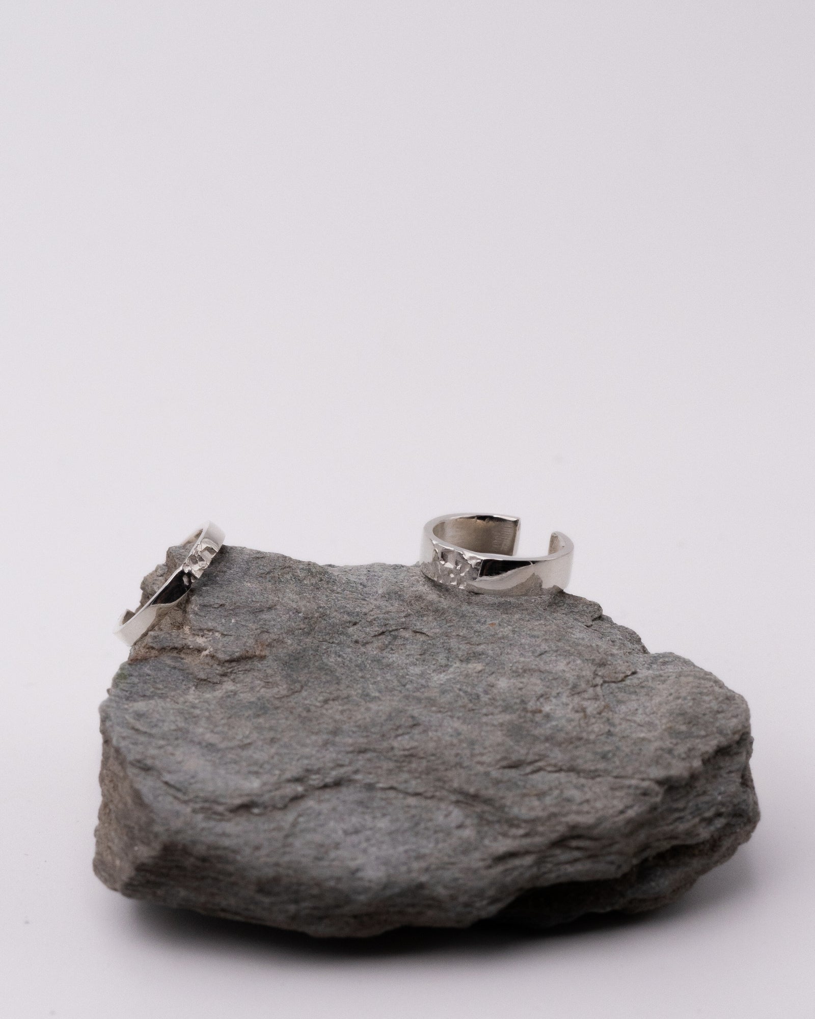 Duo d'earcuff large et fin en argent et or blanc recyclé