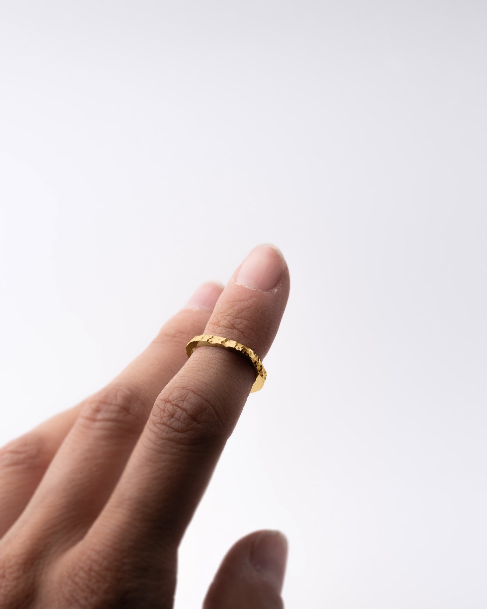 Pendentif éthique en vermeil ou or jaune porté en bague de phalange