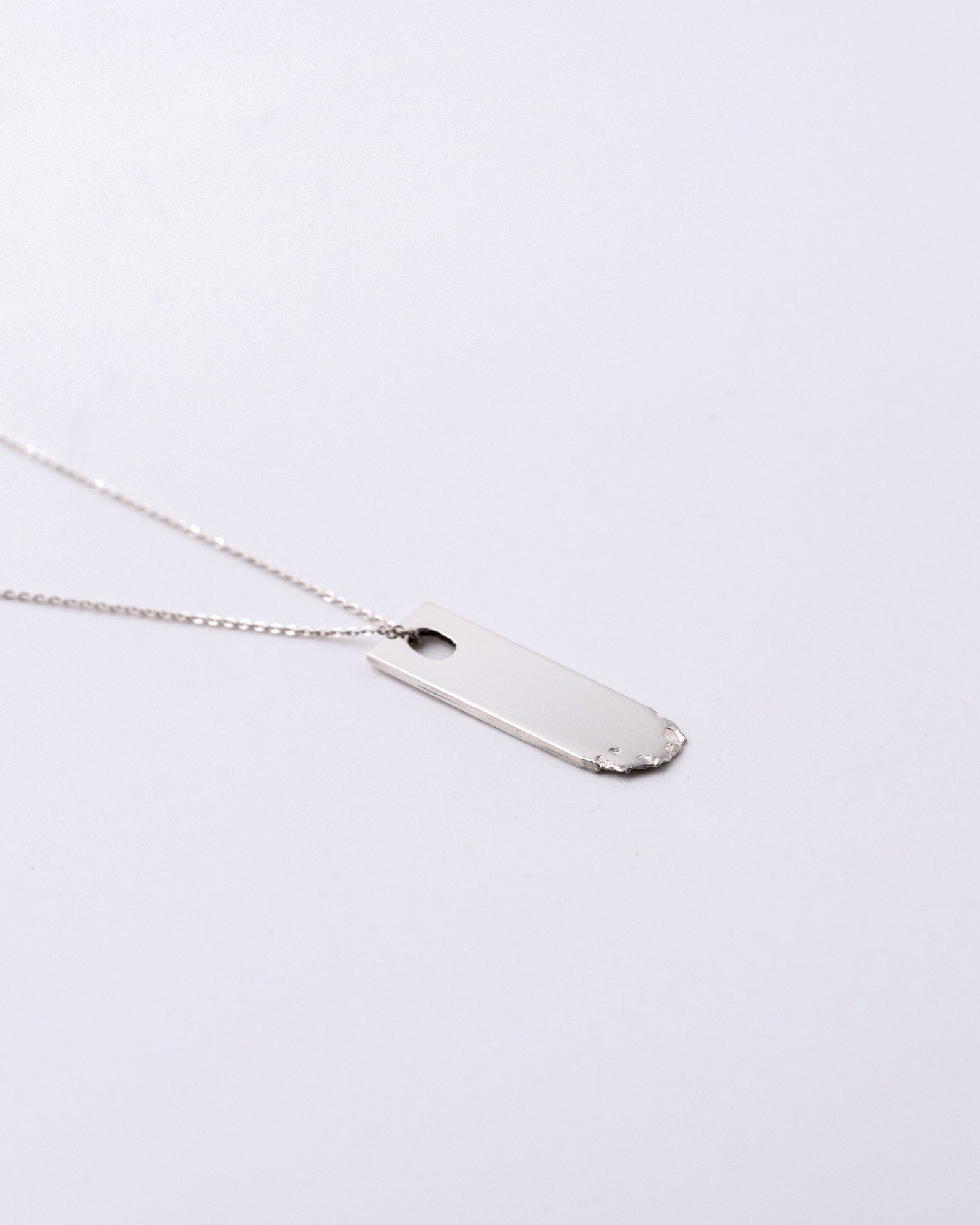 Collier plaque marqué d'une empreinte de pierre en argent ou or blanc éthique et recyclé