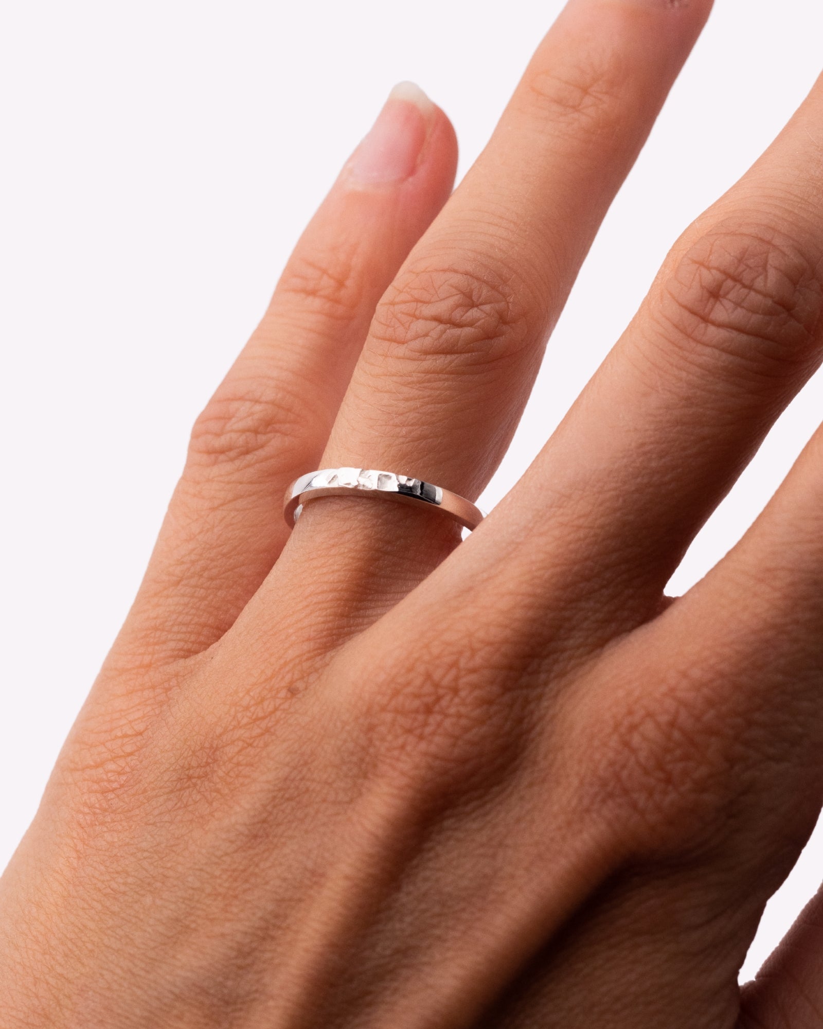 bague ou alliance de mariage ruban marqué pour femme portée en argent ou or blanc