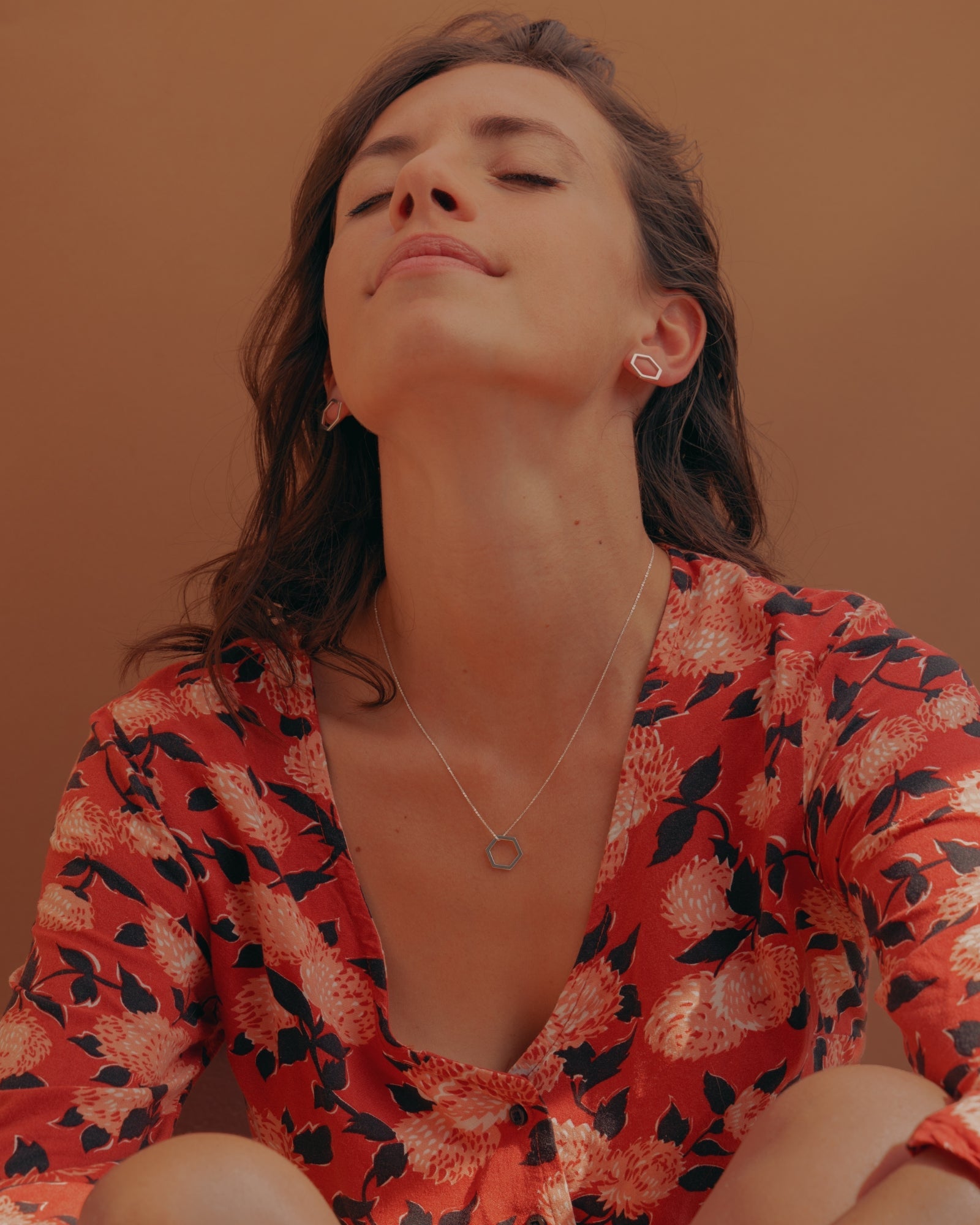 Photo portée d'un pendentif éthique et modulable modèle Essentiel 14mm en argent