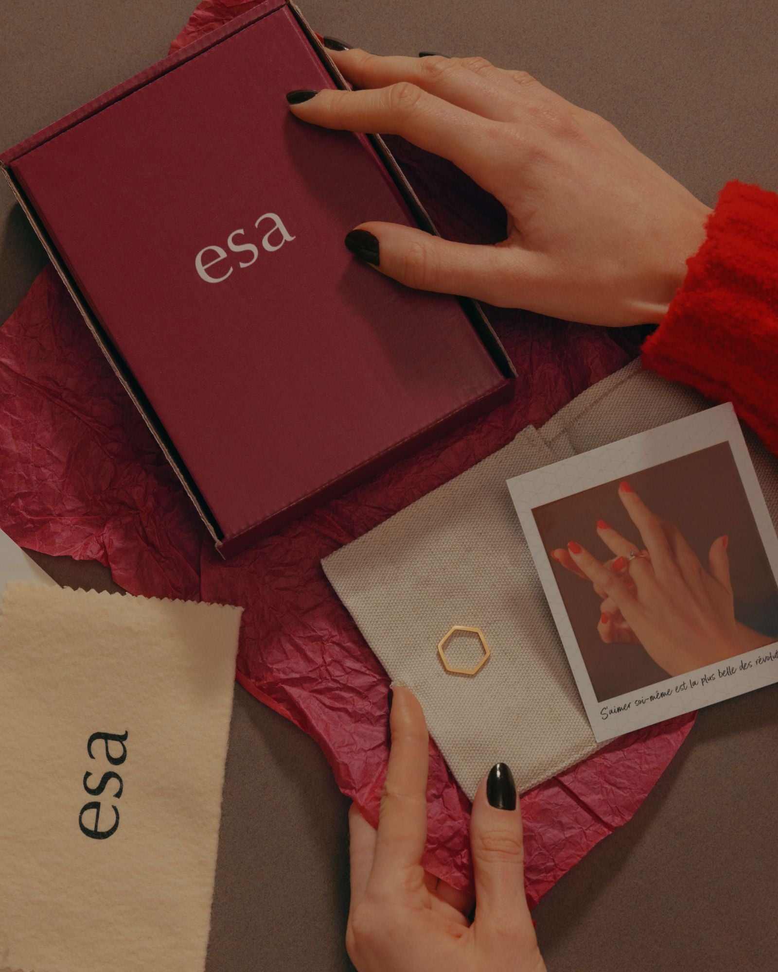 Packaging ethique made in France avec carton ferme et pochon et bijoux visibles