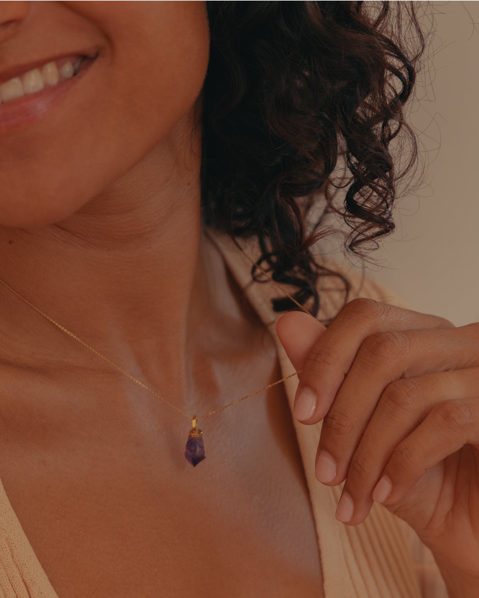 Photo portée du collier éthique modèle infime en vermeil et améthyste de France