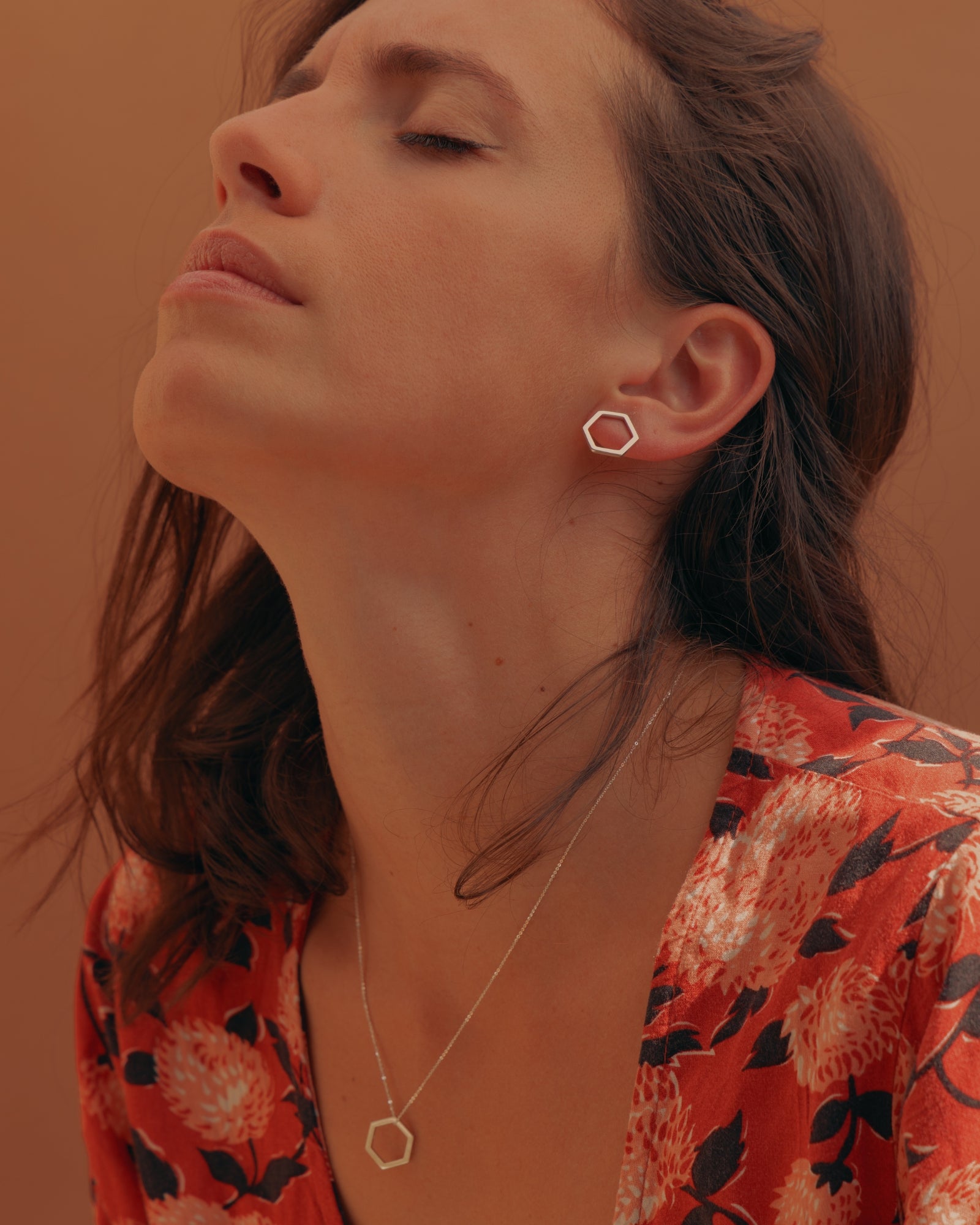 Photo portée boucles d'oreilles éthiques modèle essentiel 14mm en argent