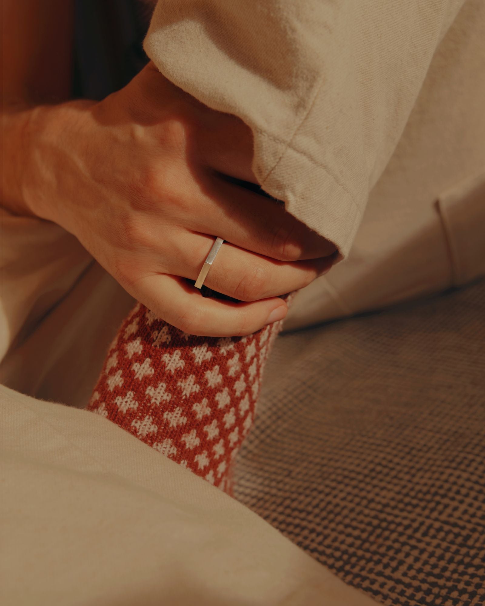 Photo d'une bague éthique pour homme modèle essentiel portée en argent labellisé.