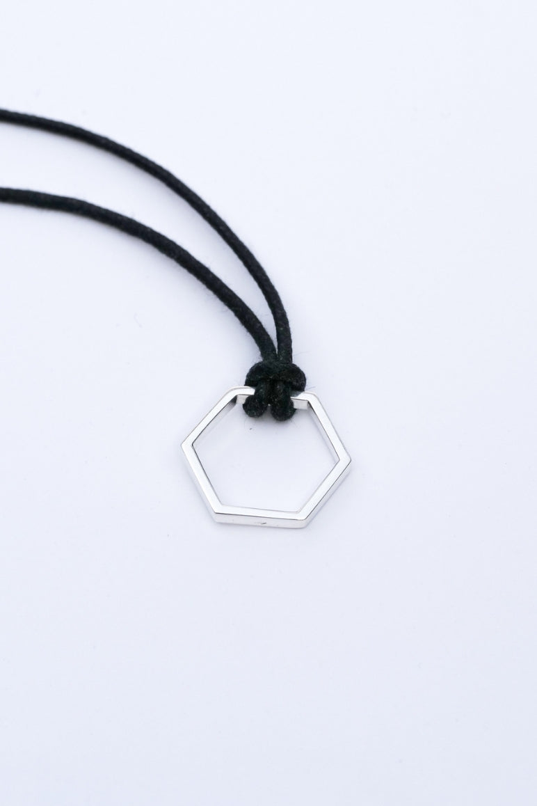 essentiel pendentif noir