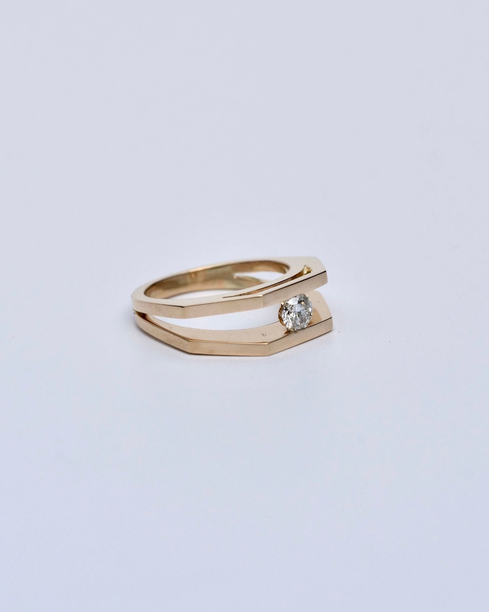 Monture de bague en or éthique réalisée sur mesure en fonction de la pierre fournie par le client, vue de trois quart sur fond blanc.